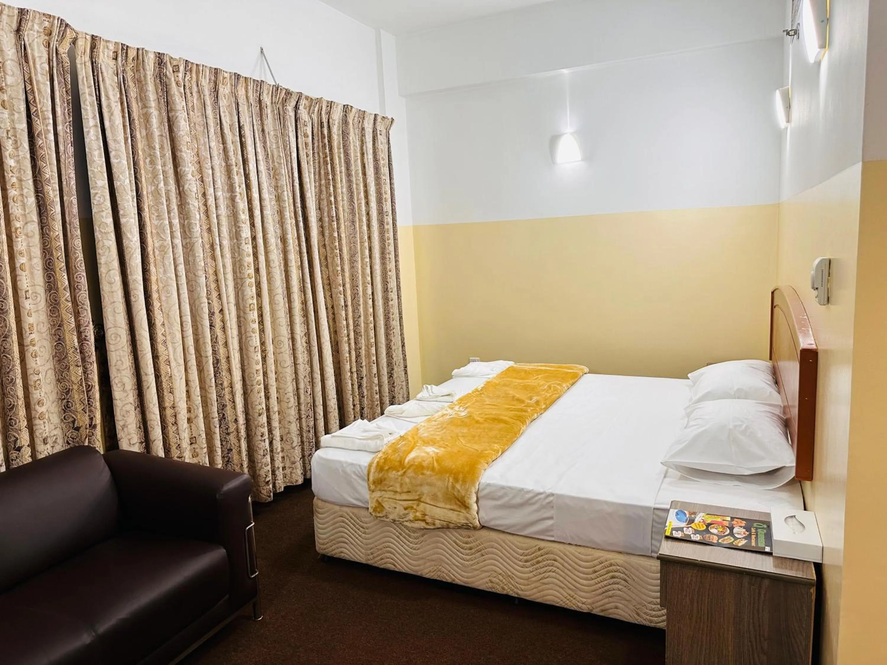 Bed in Queens Hotel Next Sabkha Bus Station