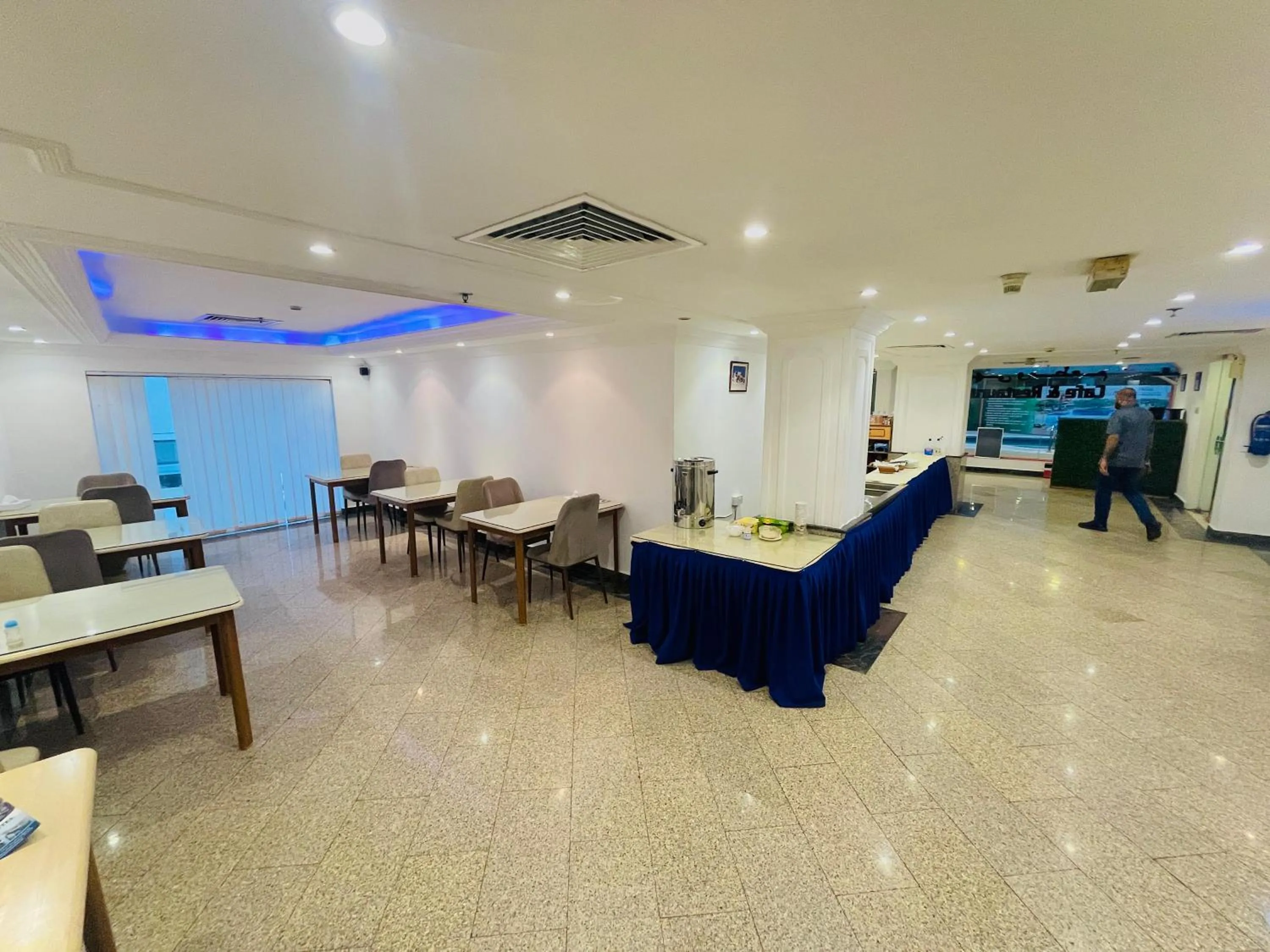 Restaurant/places to eat in Queens Hotel Next Sabkha Bus Station