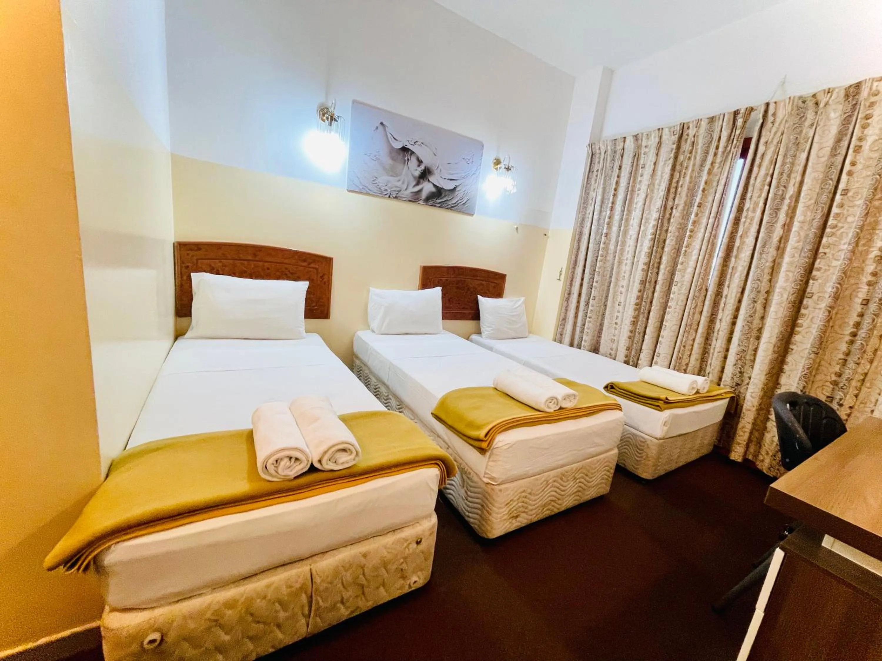 Bed in Queens Hotel Next Sabkha Bus Station