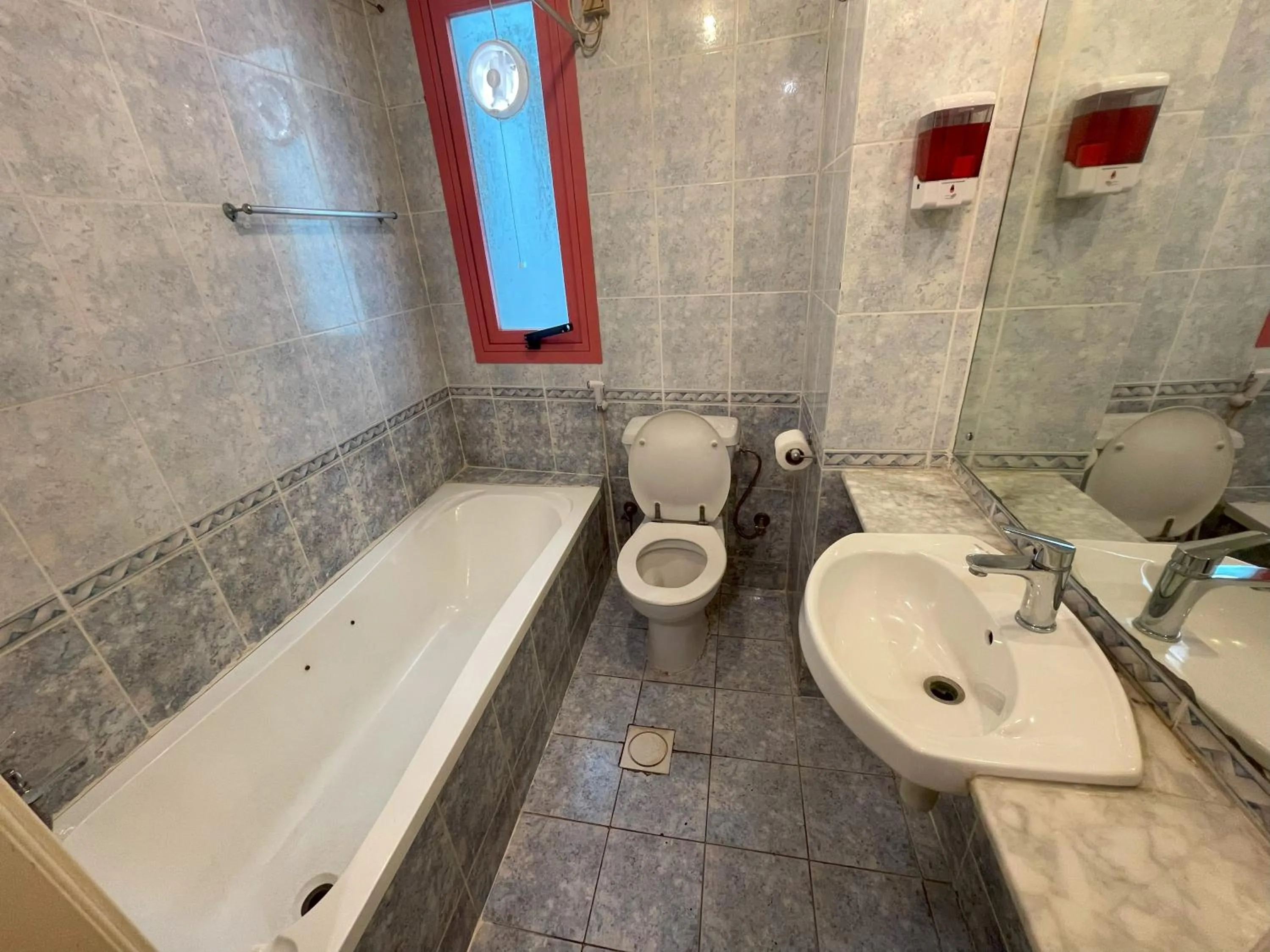 Bathroom in Queens Hotel Next Sabkha Bus Station