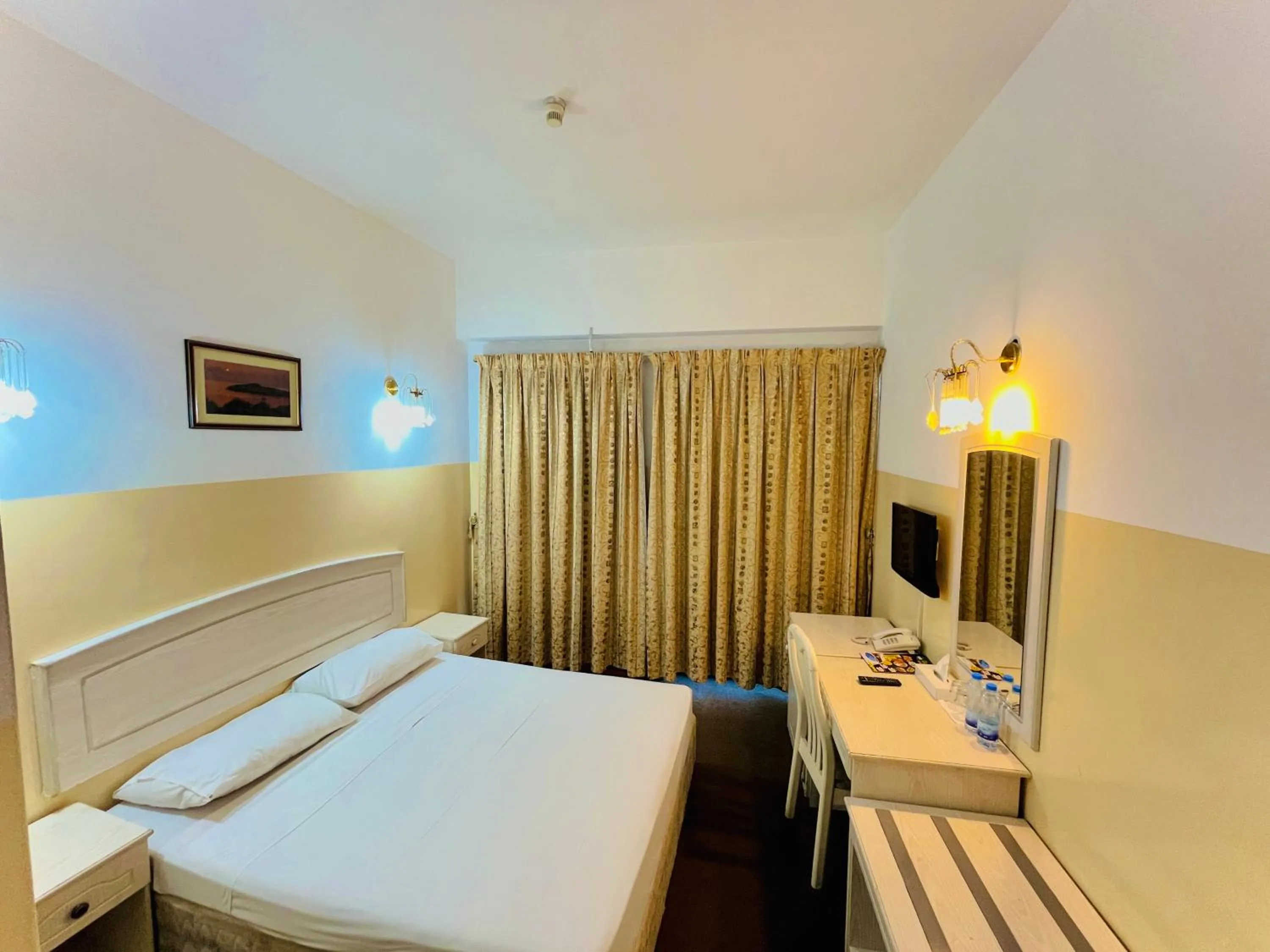 Bed in Queens Hotel Next Sabkha Bus Station