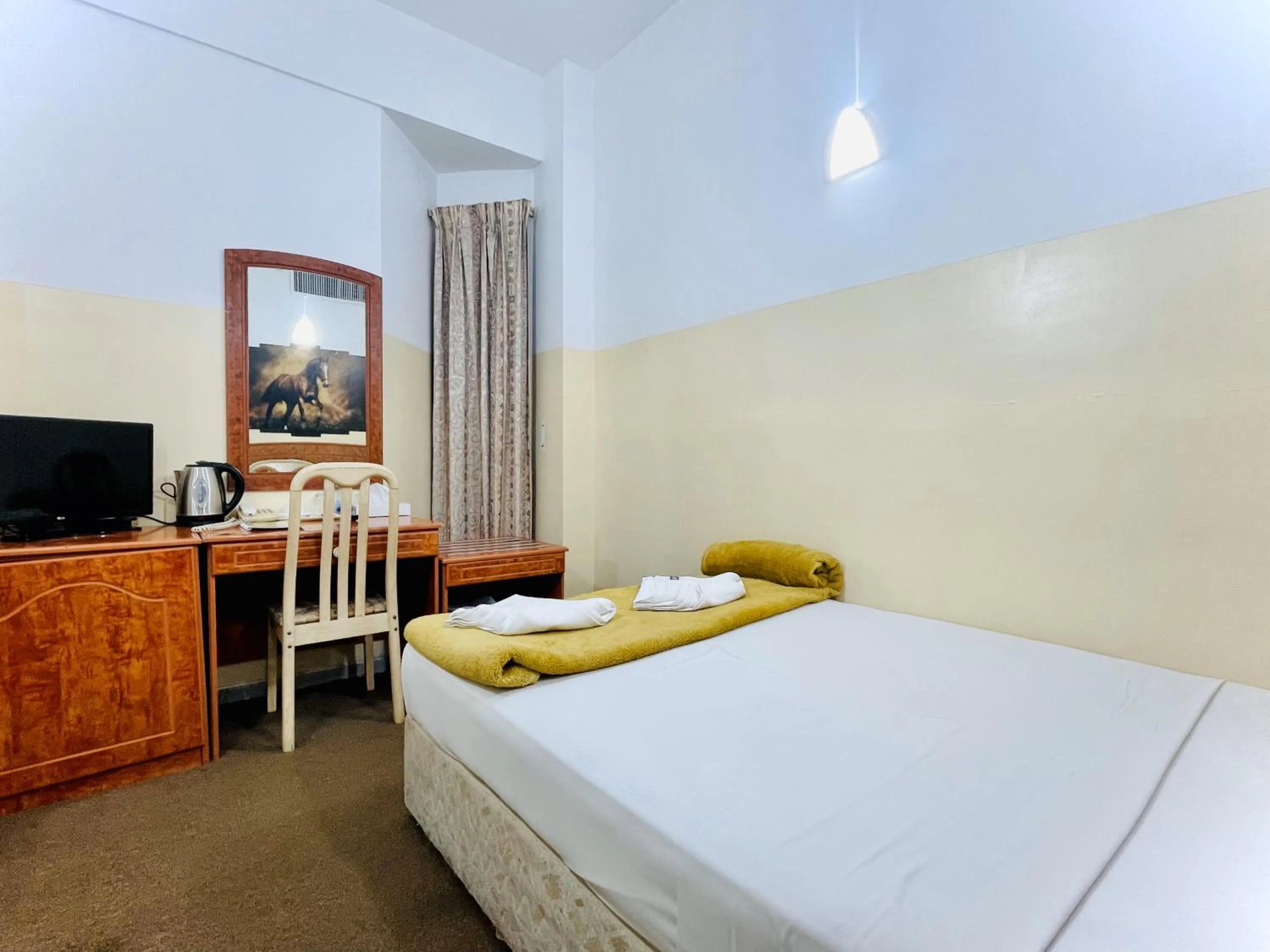 Restaurant/places to eat in Queens Hotel Next Sabkha Bus Station