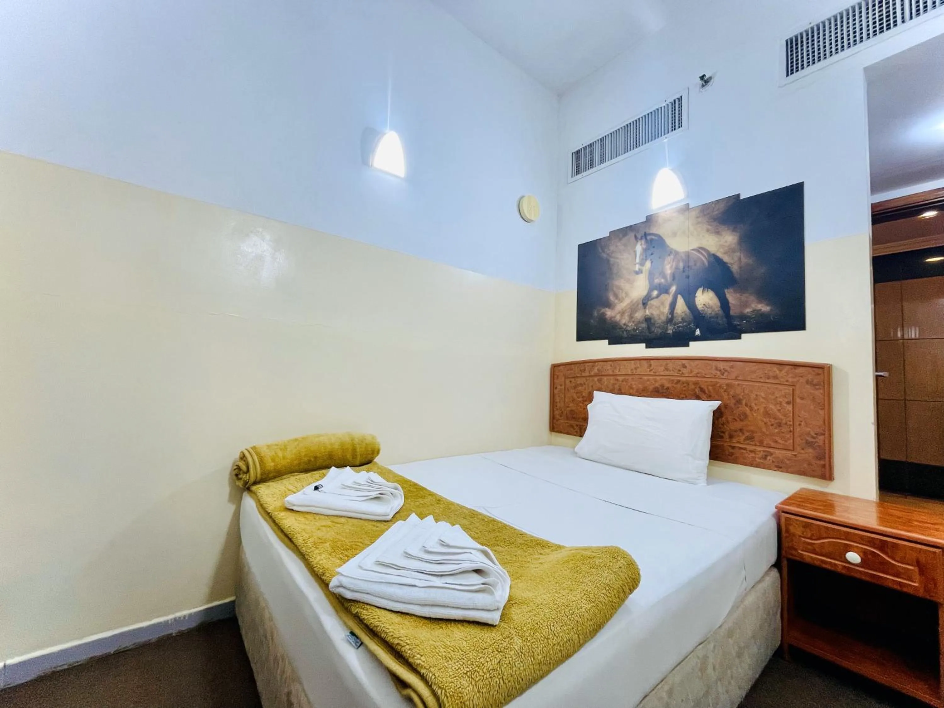 Bathroom in Queens Hotel Next Sabkha Bus Station