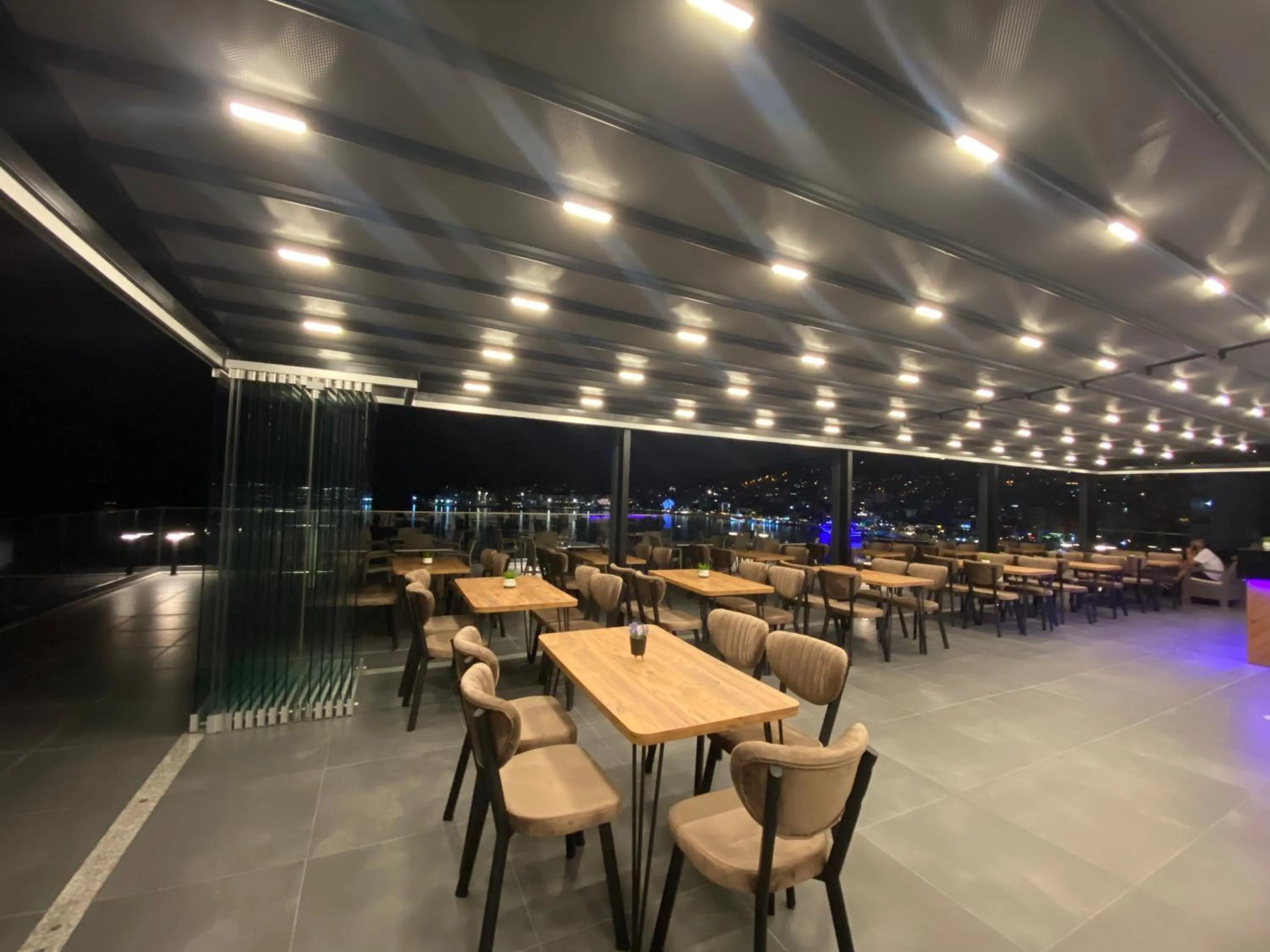 Restaurant/places to eat in Julia Hotel