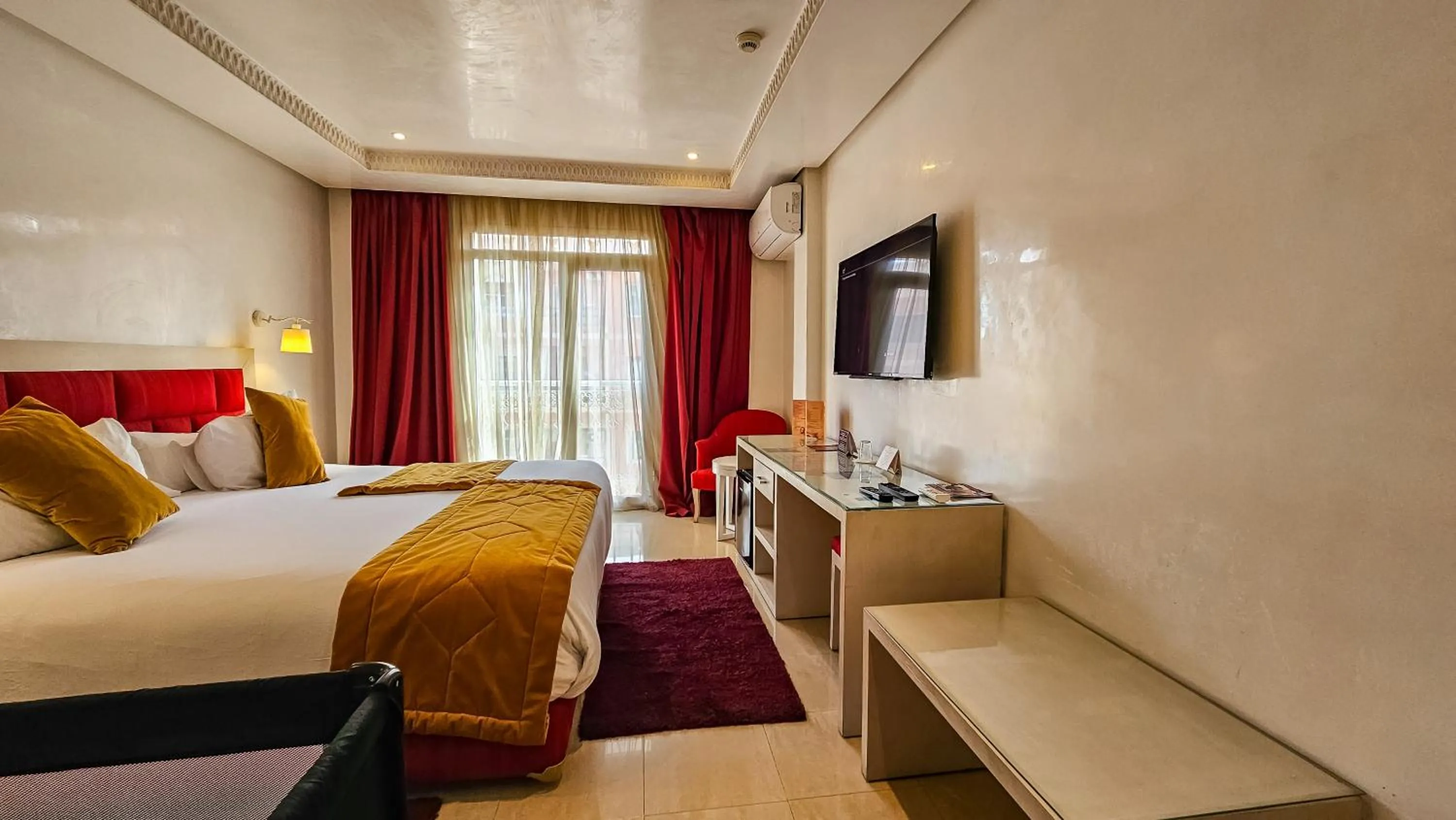 Communal lounge/ TV room, Bed in Hôtel Racine