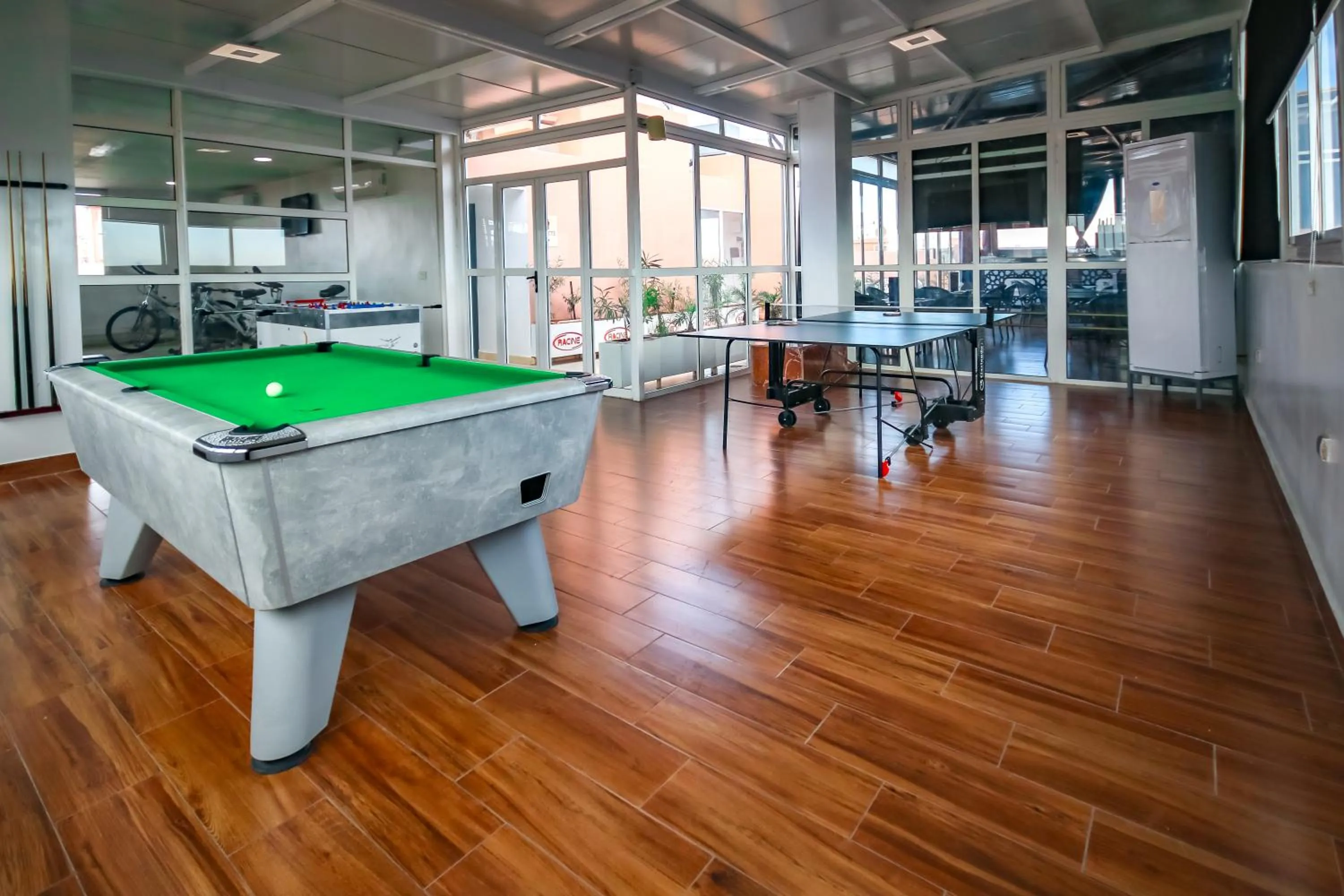 Billiard in Hôtel Racine