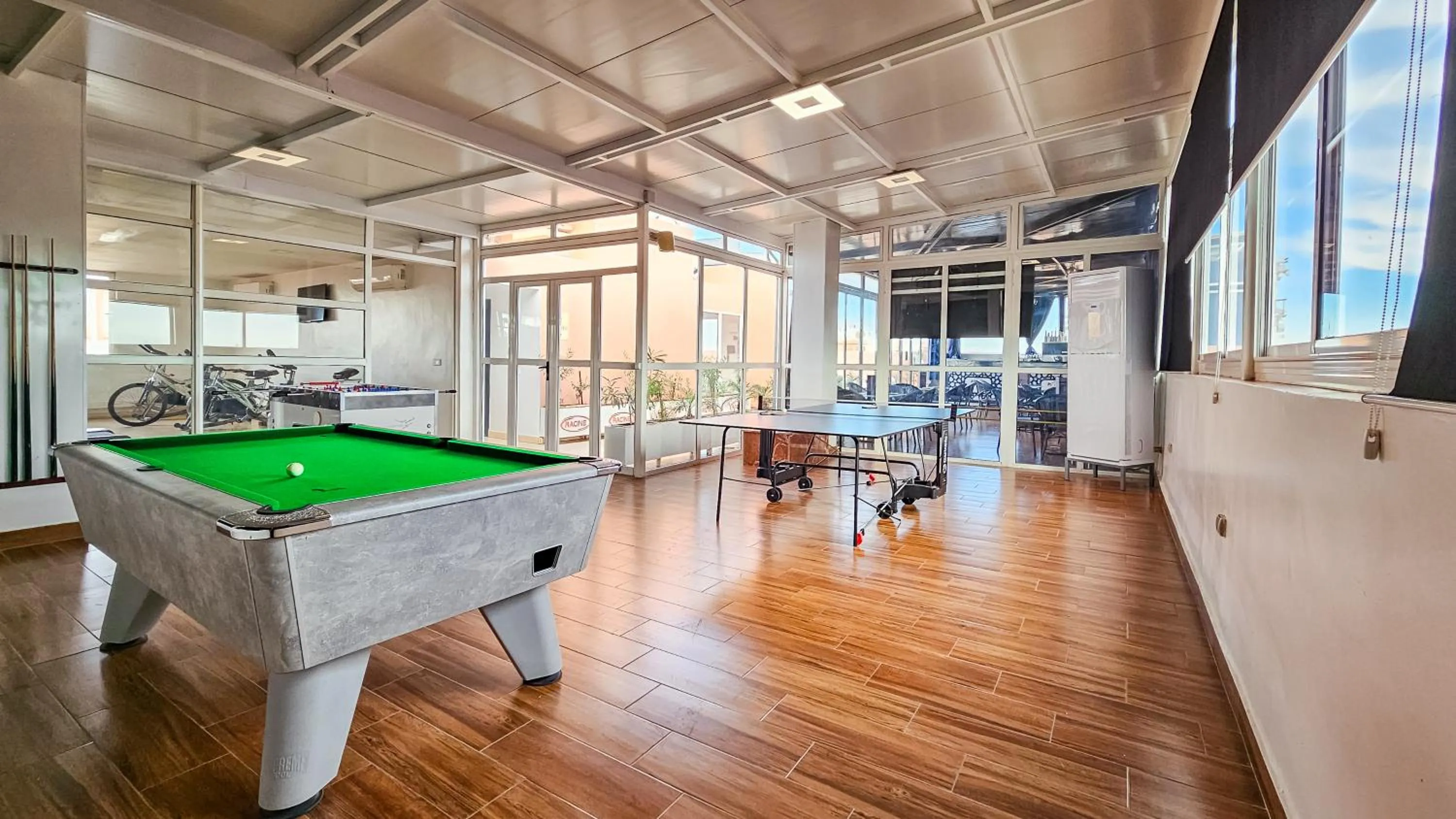 Billiard in Hôtel Racine