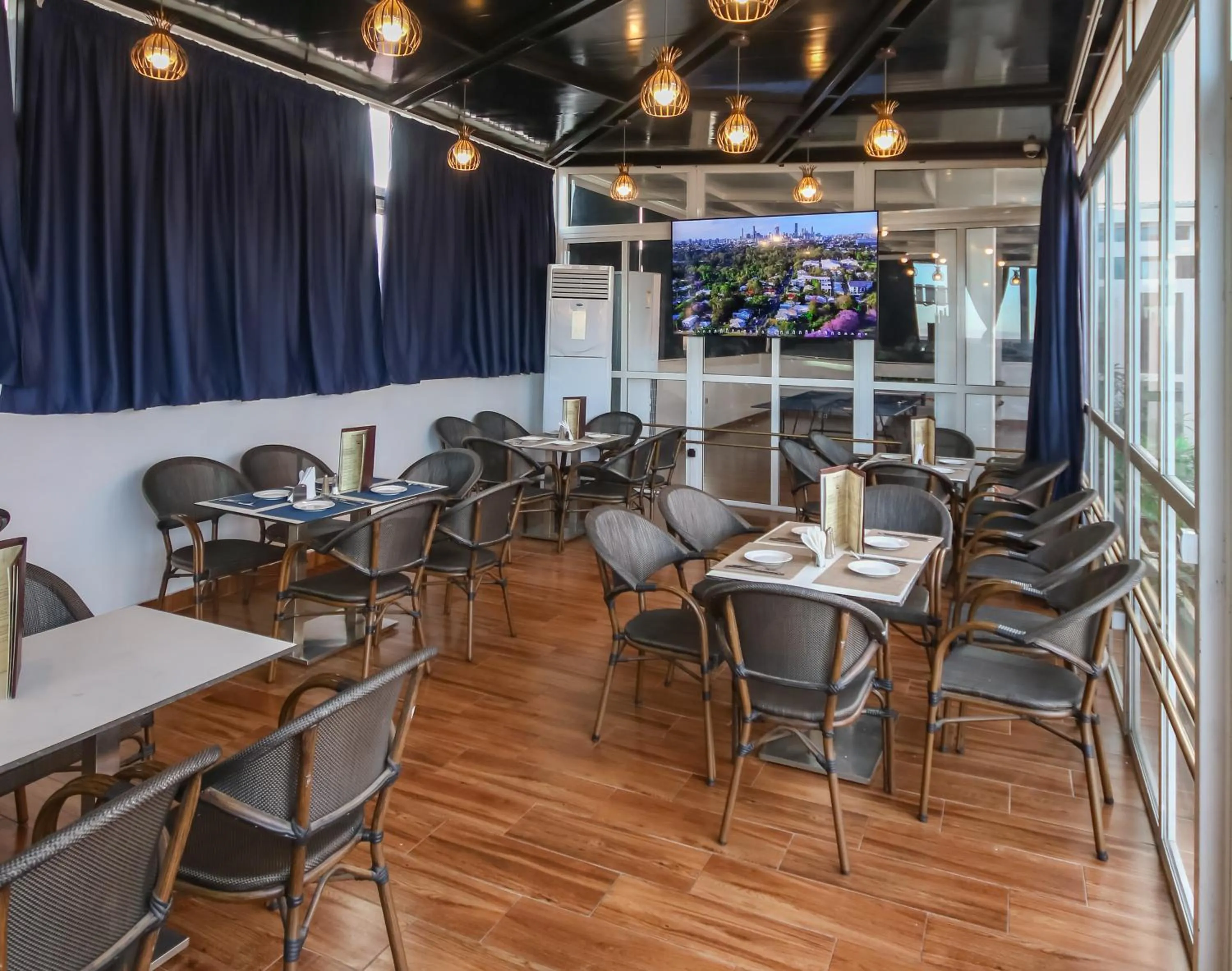 Restaurant/places to eat in Hôtel Racine