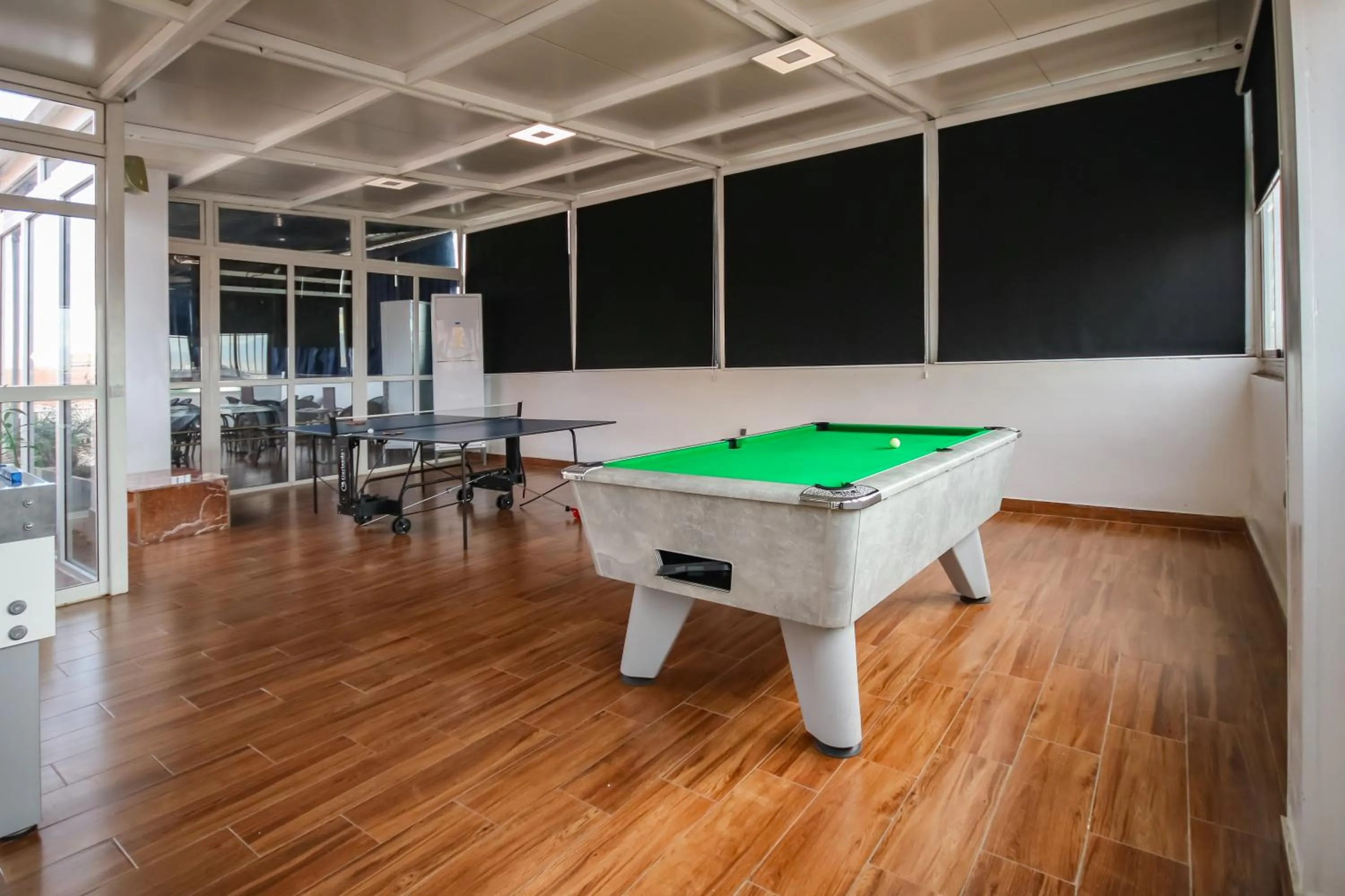 Billiard in Hôtel Racine