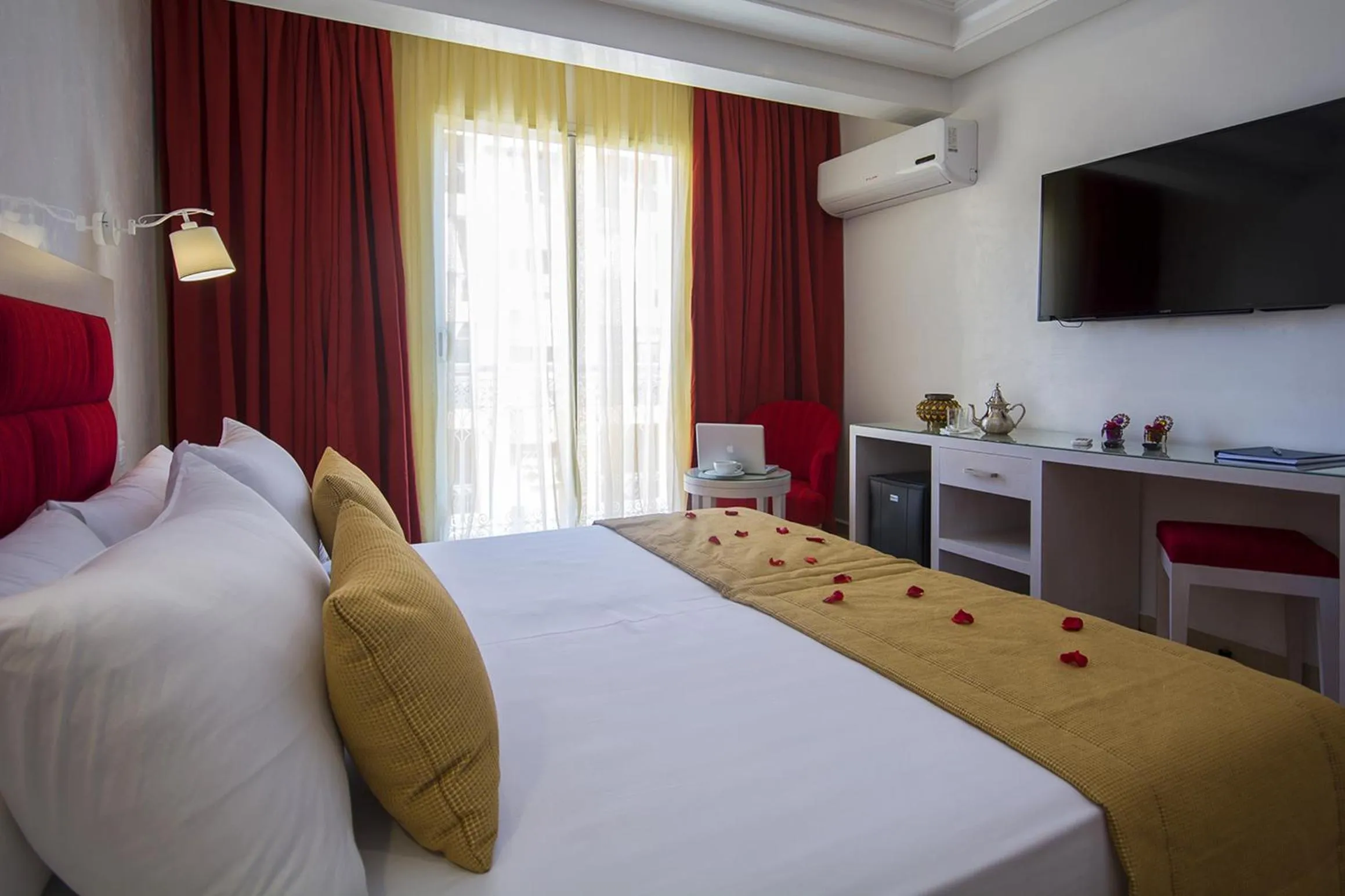 Bedroom, Bed in Hôtel Racine