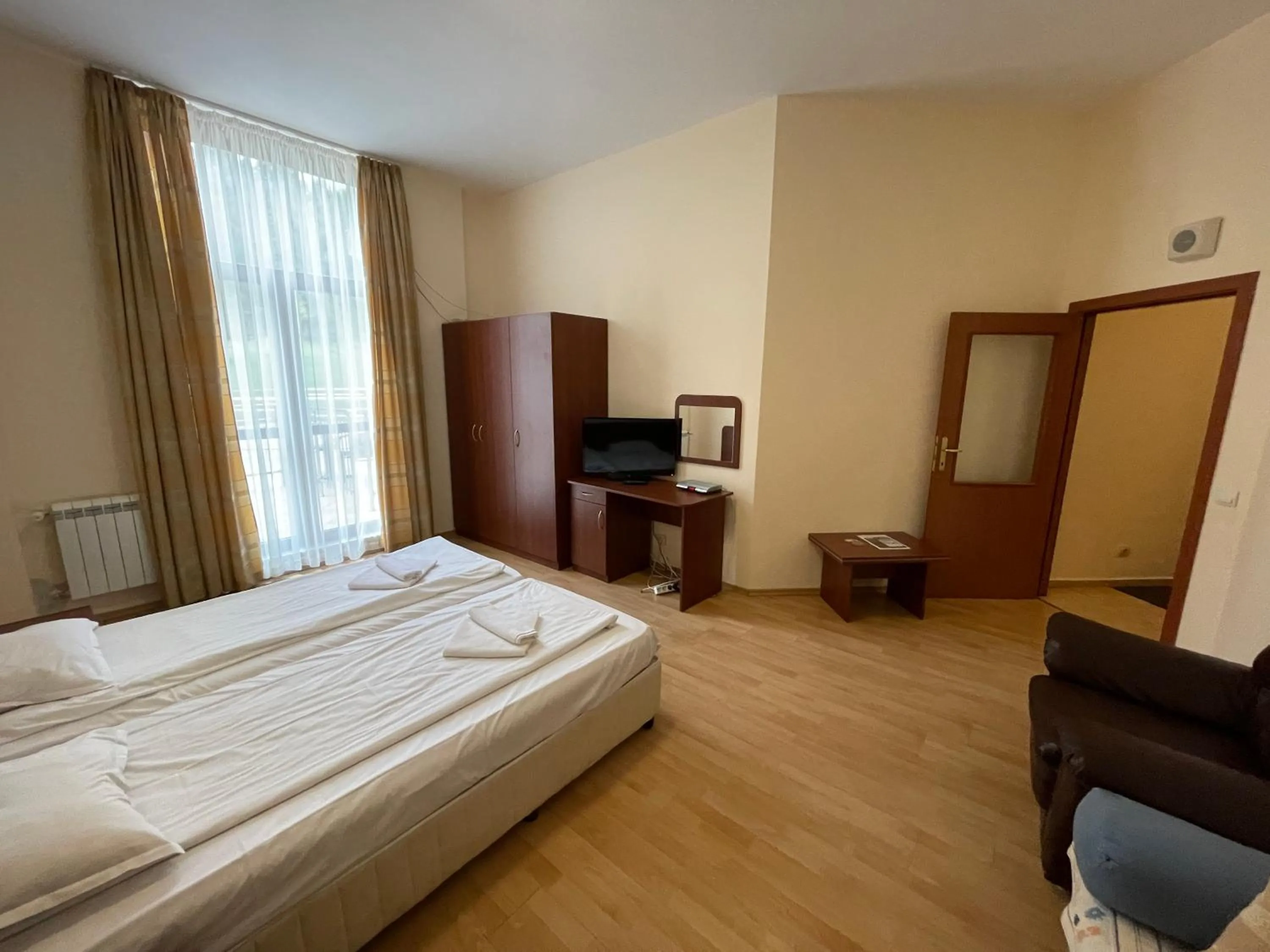 TV and multimedia, Bed in Persey Flora Apartments