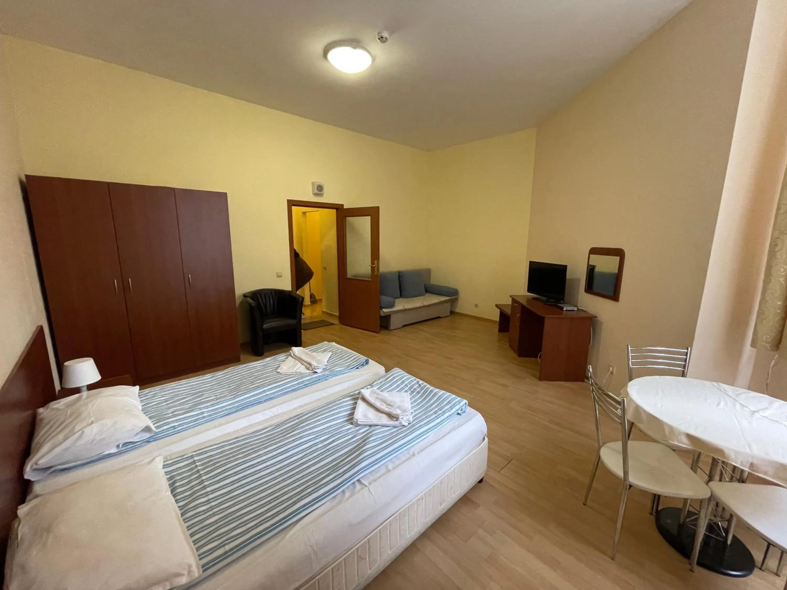 TV and multimedia, Bed in Persey Flora Apartments