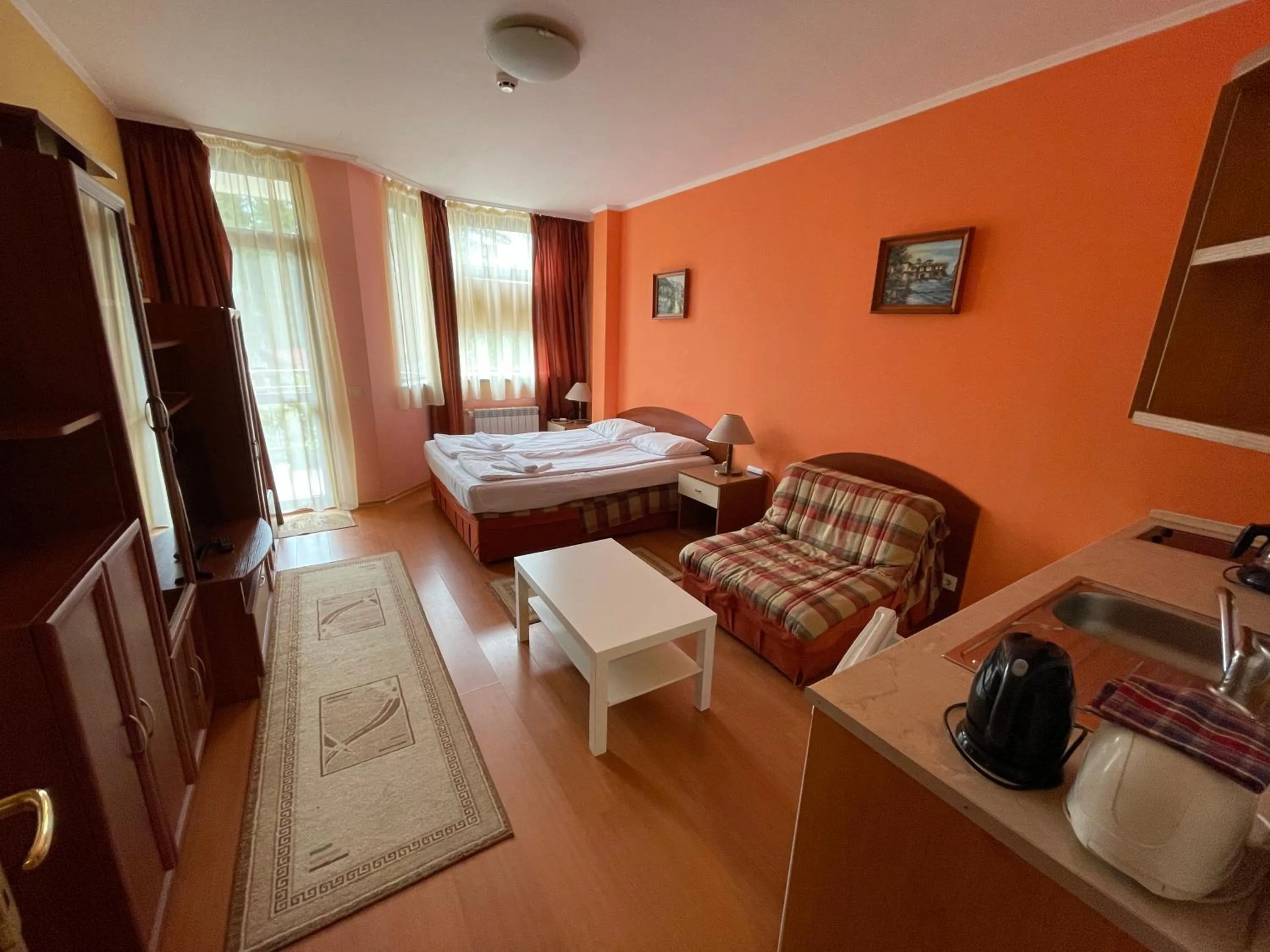 Kitchen or kitchenette, Bed in Persey Flora Apartments