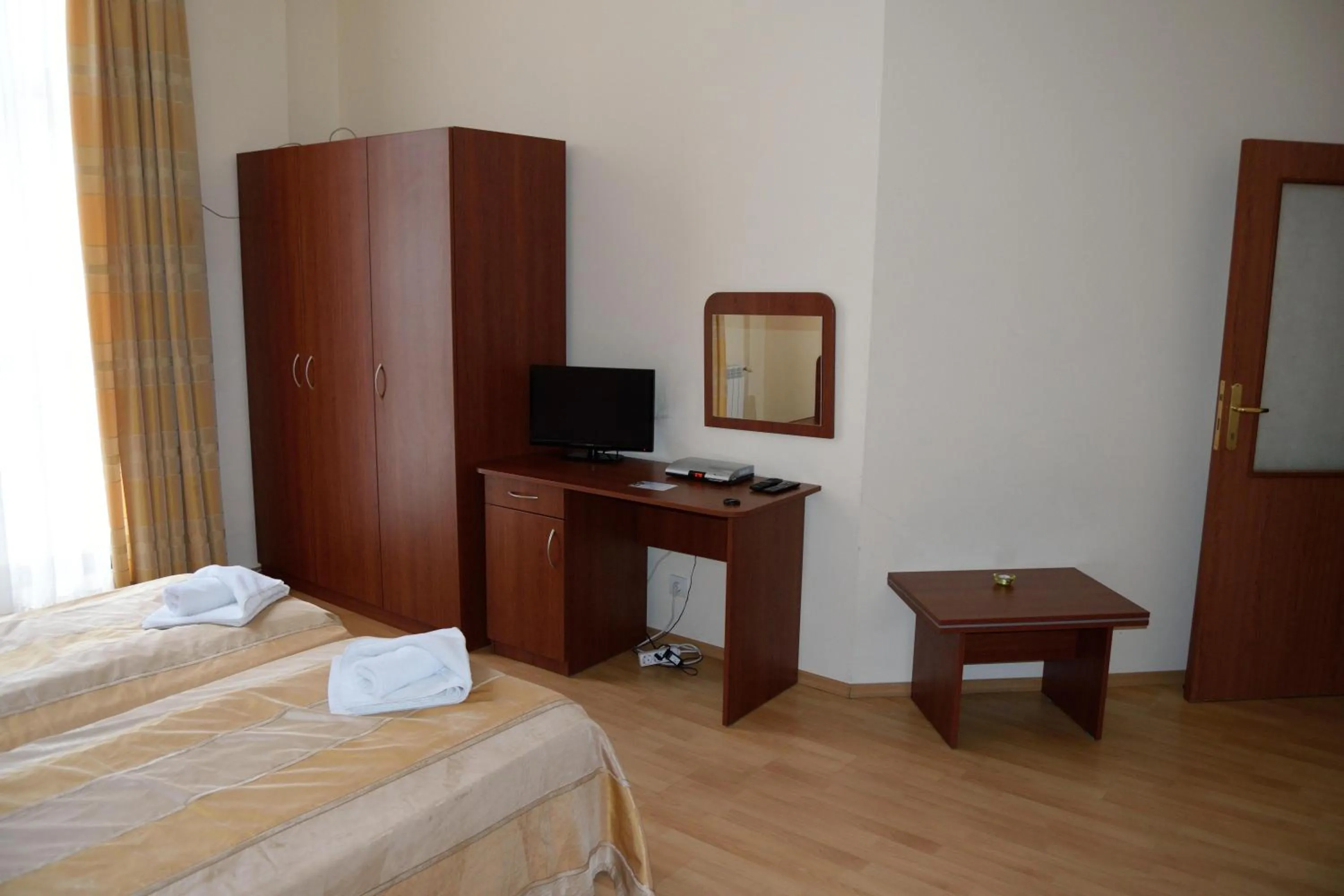 TV and multimedia, Bed in Persey Flora Apartments