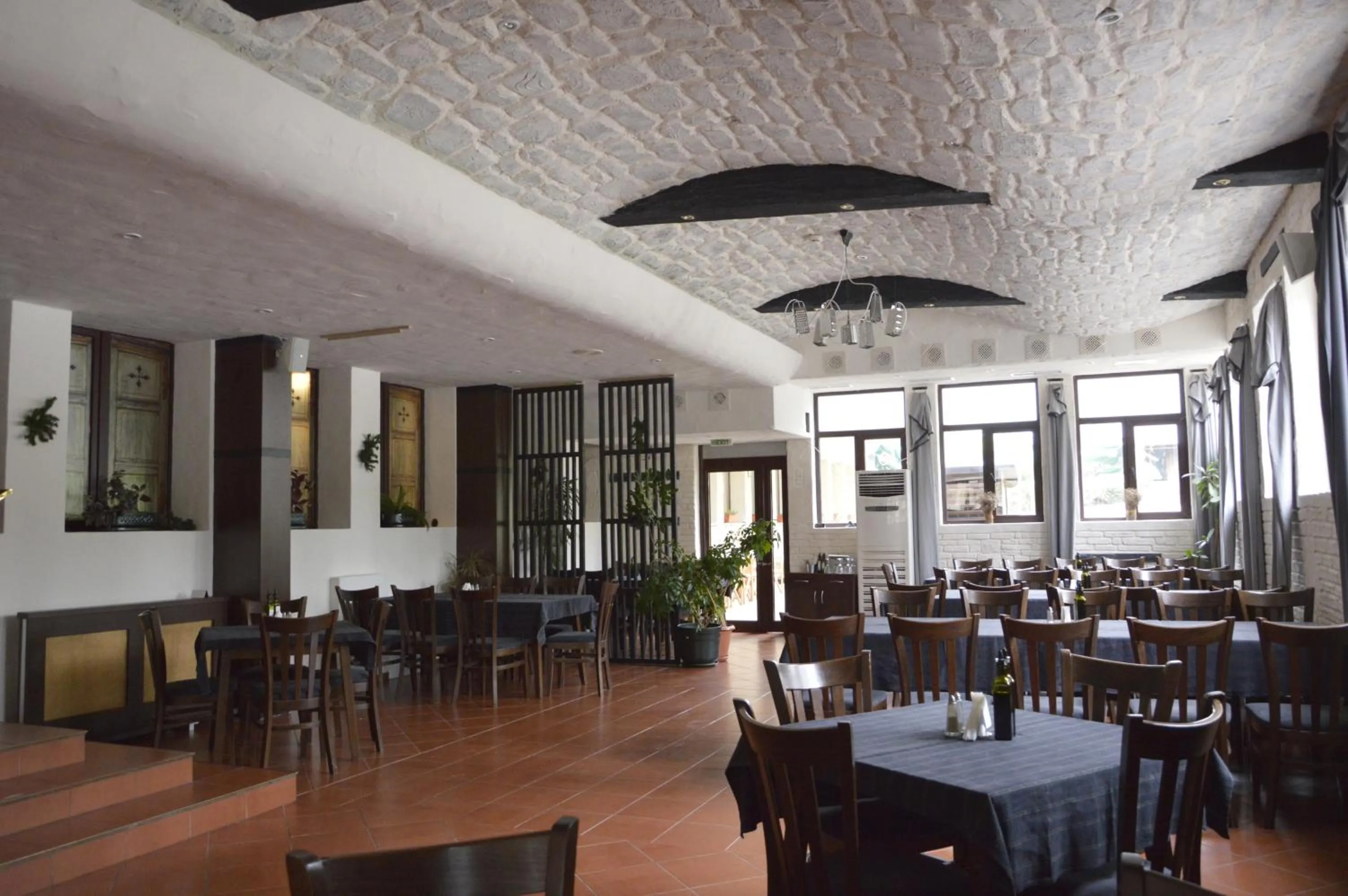 Restaurant/places to eat in Persey Flora Apartments