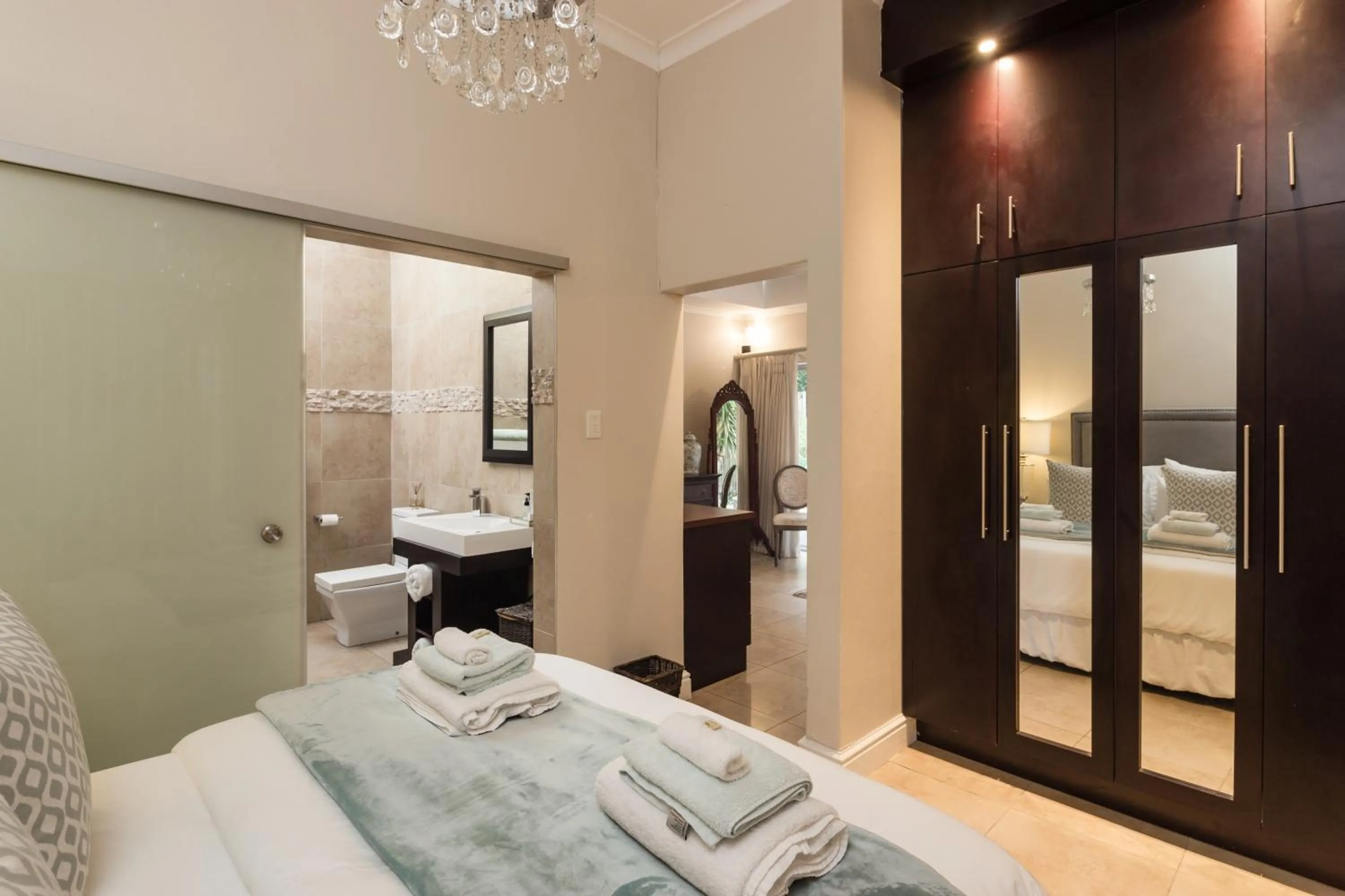 Bathroom, Bed in Island Way Villa
