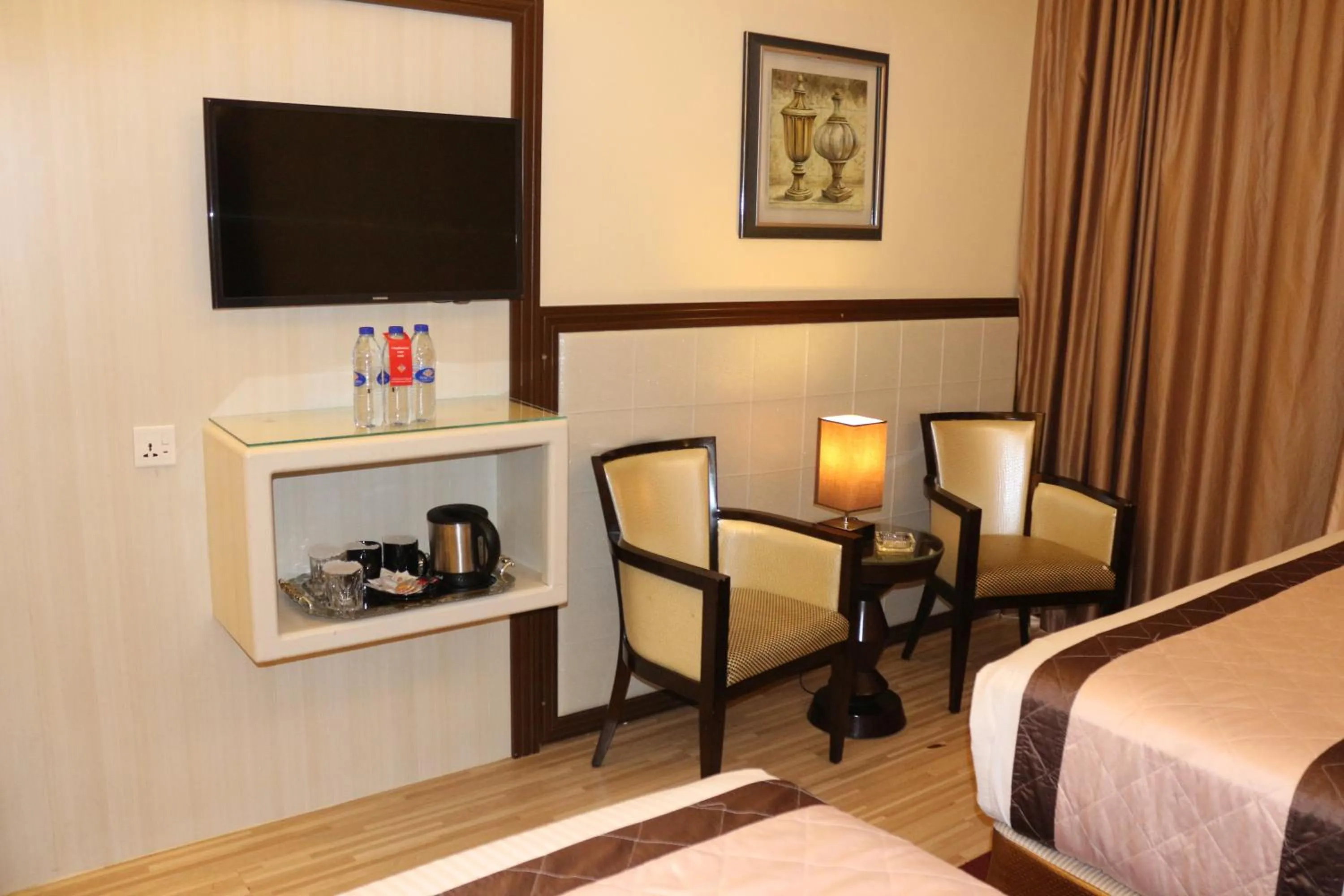 Seating area, Bed in Al Khaleej Grand Hotel