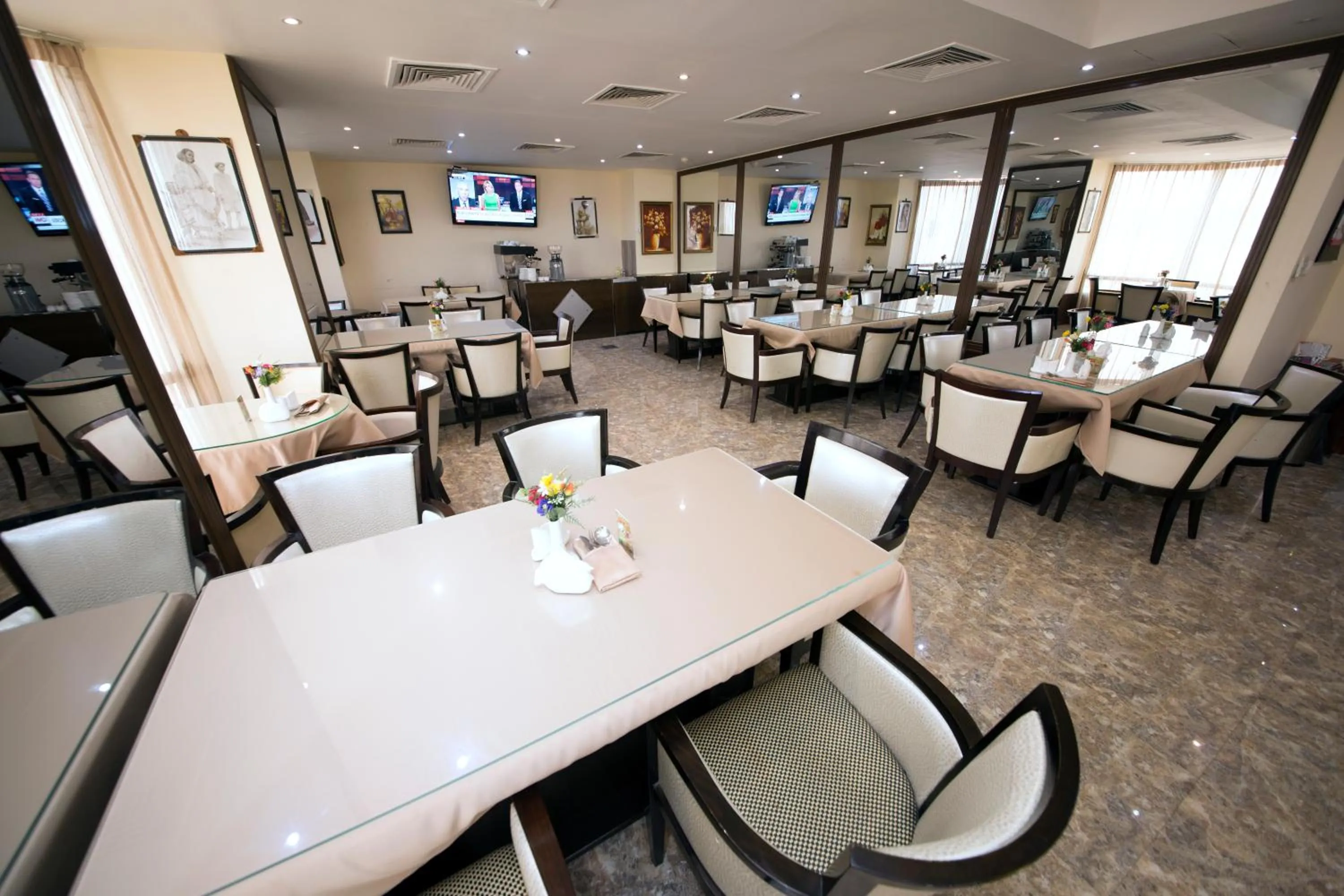 Restaurant/places to eat in Al Khaleej Grand Hotel