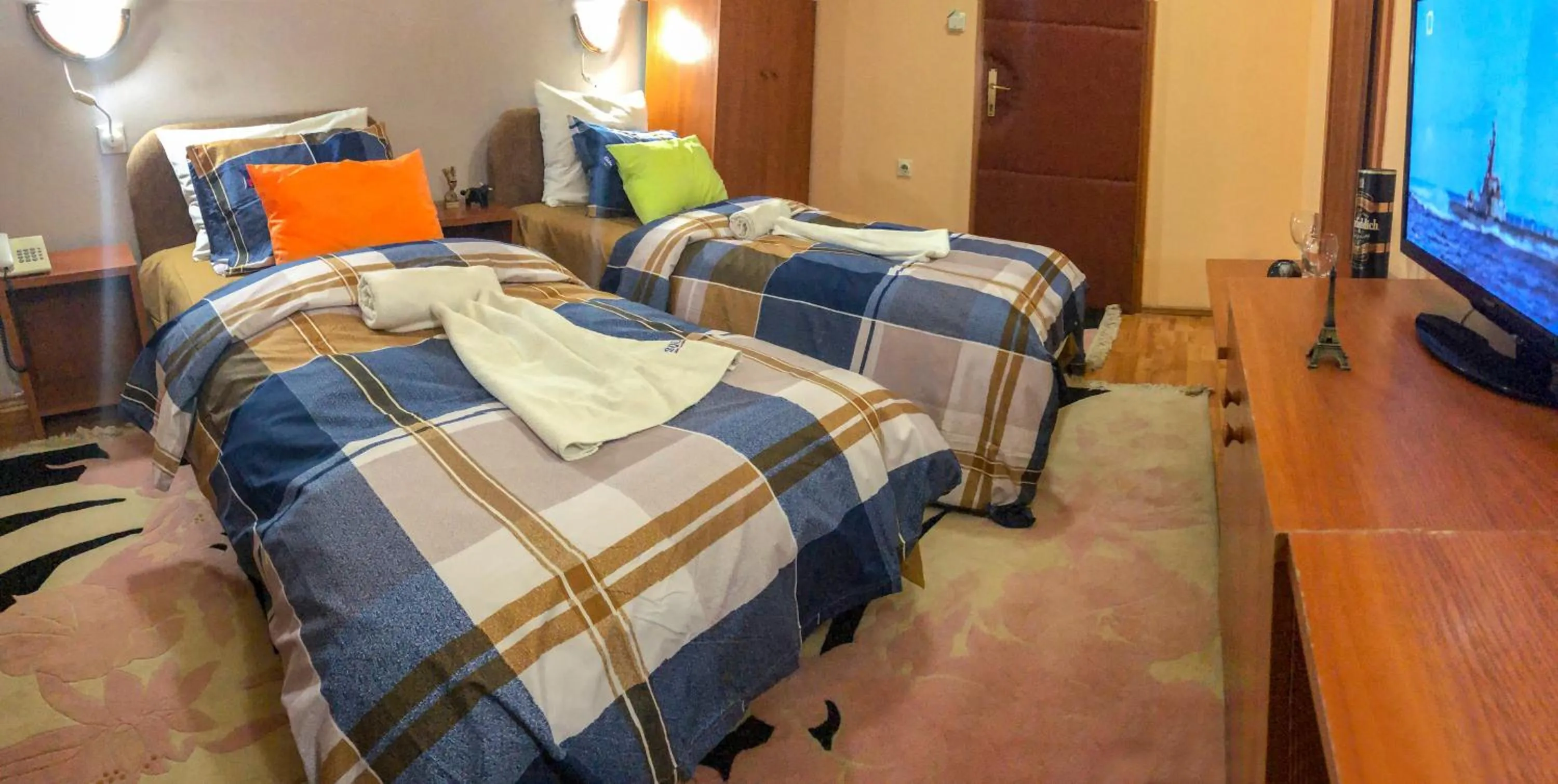 Photo of the whole room, Bed in Hotel Square