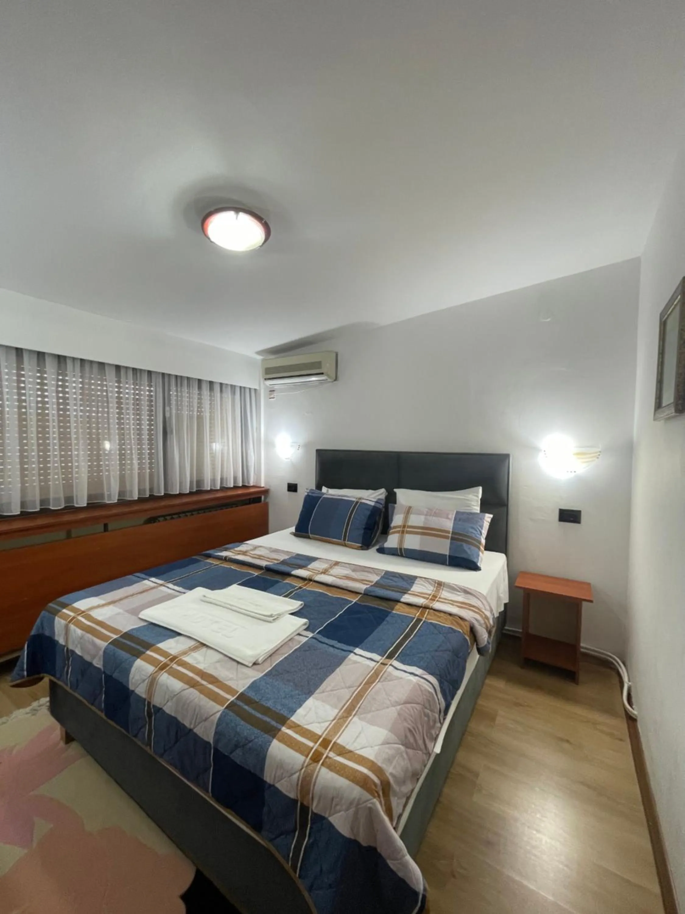 Photo of the whole room, Bed in Hotel Square