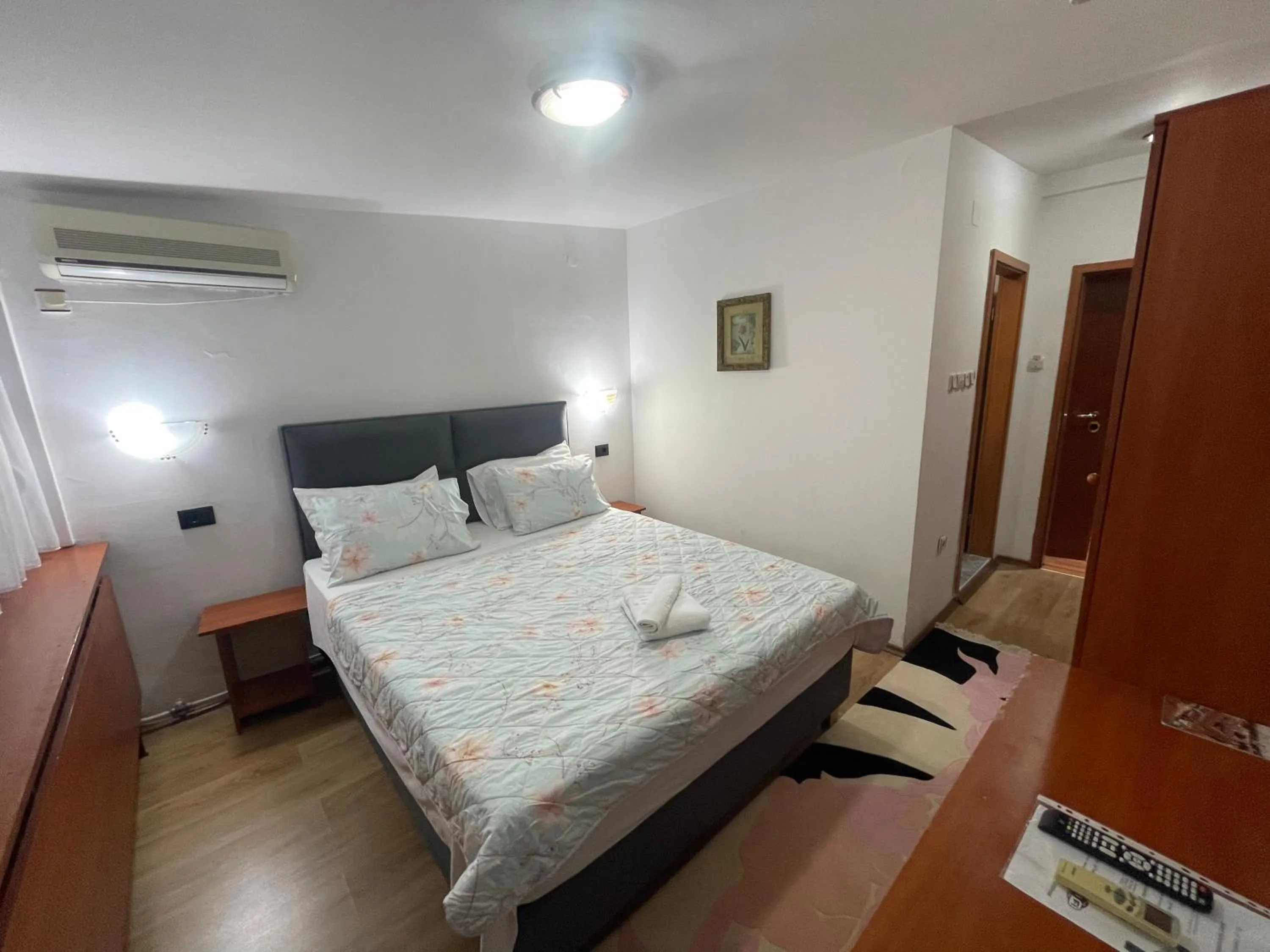 Photo of the whole room, Bed in Hotel Square