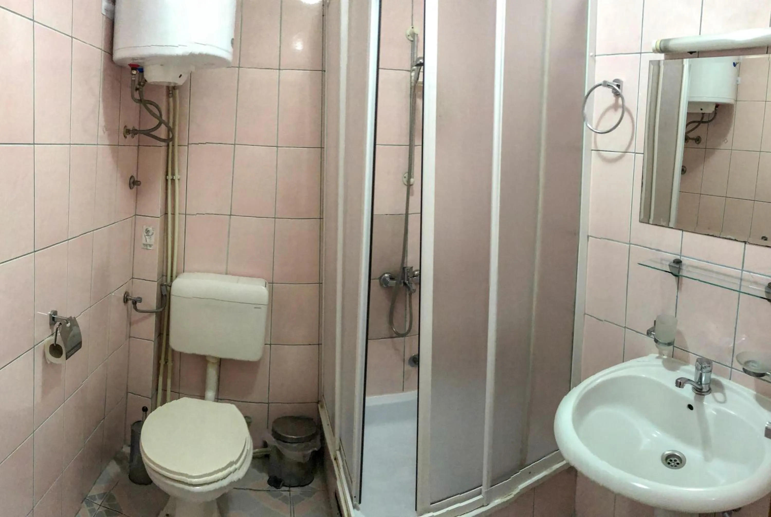 Shower in Hotel Square