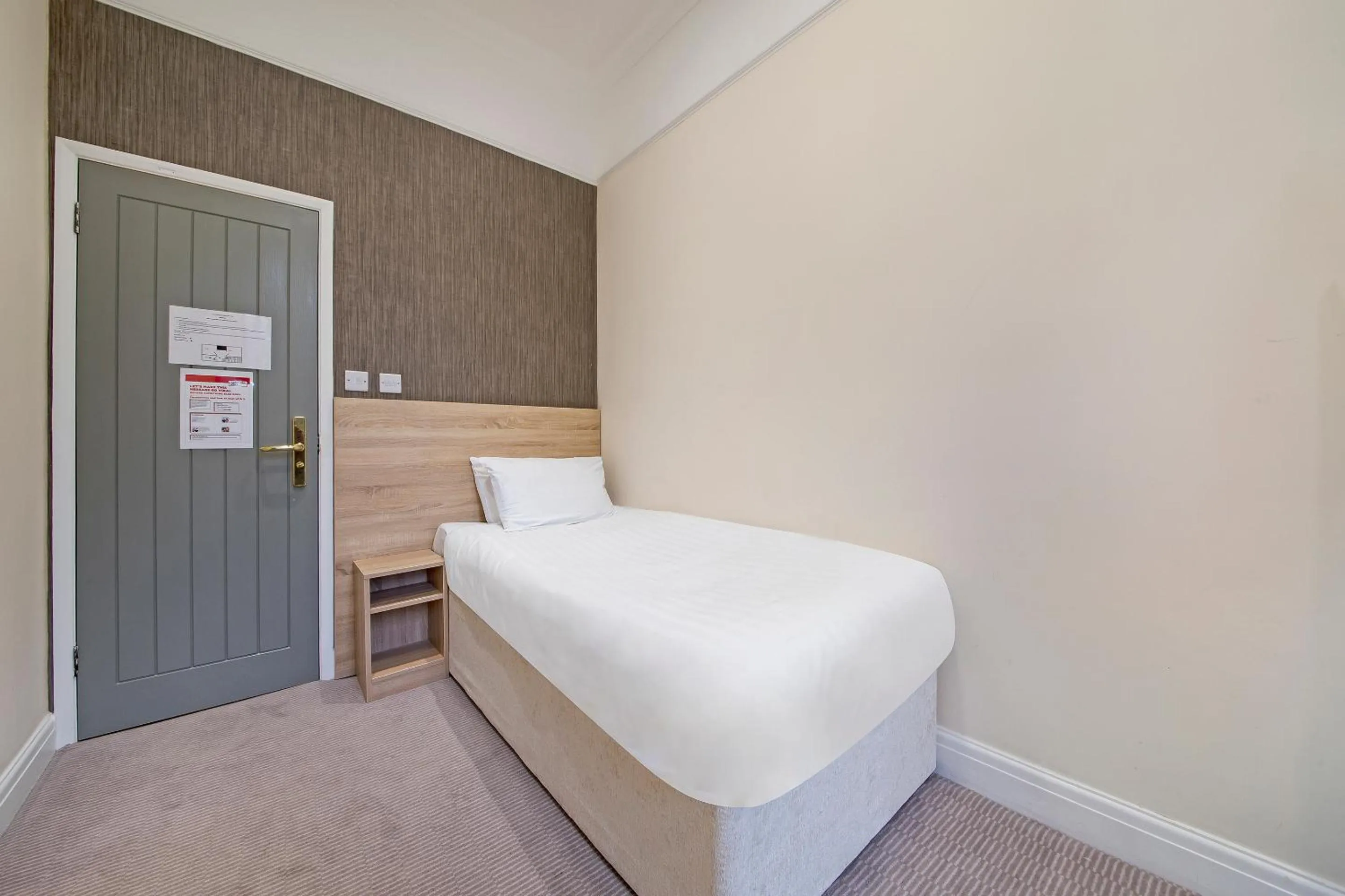 Single Room with Bathroom Outside of Room in OYO 24 Sussex, London Paddington