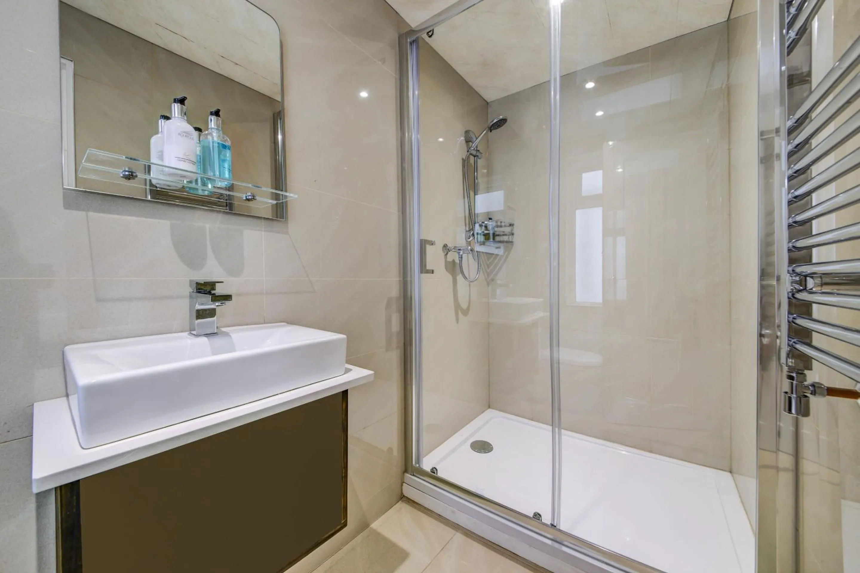 Bathroom in OYO 24 Sussex, London Paddington