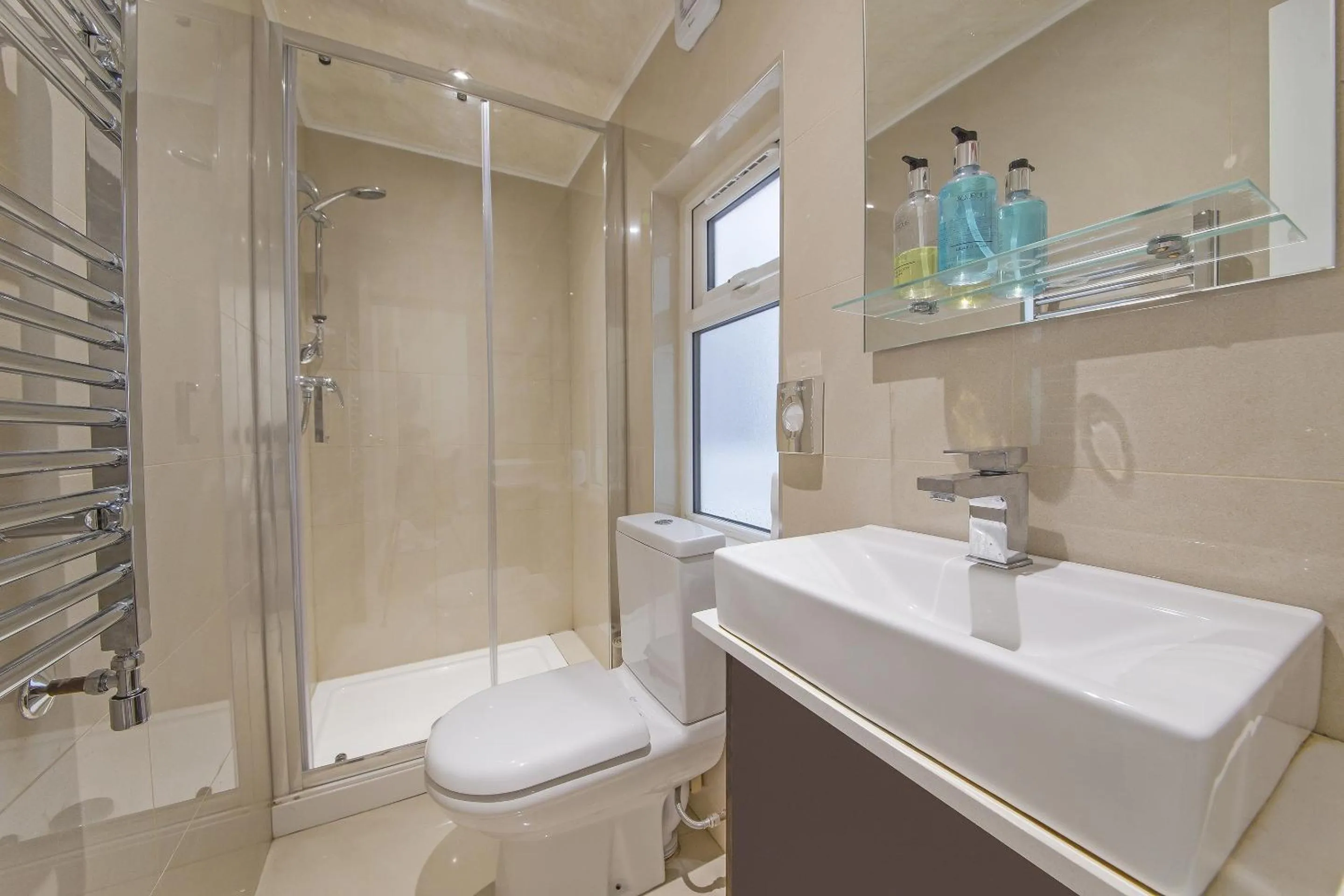 Bathroom in OYO 24 Sussex, London Paddington