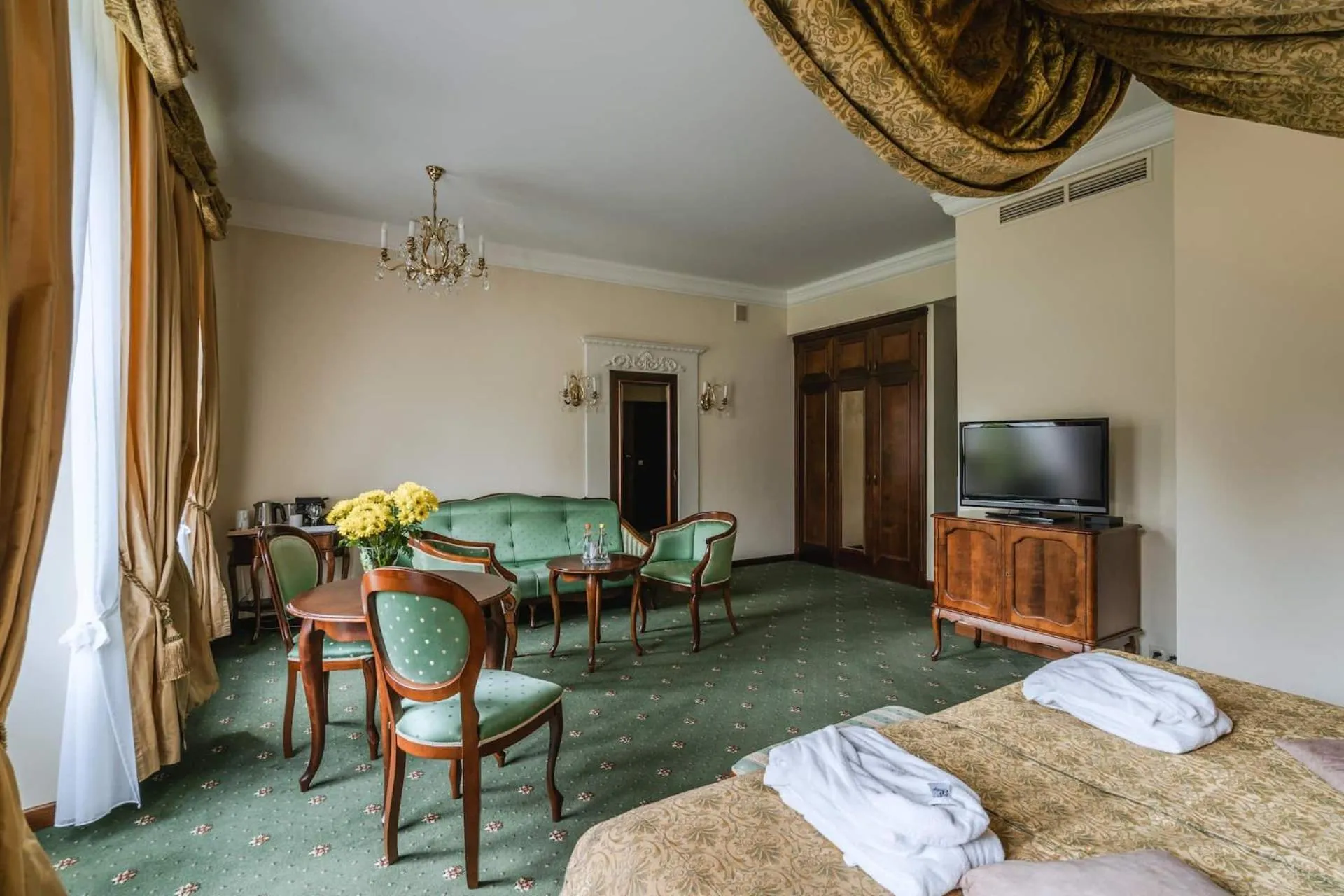 Photo of the whole room, Bed in Dwór Kombornia Hotel&SPA