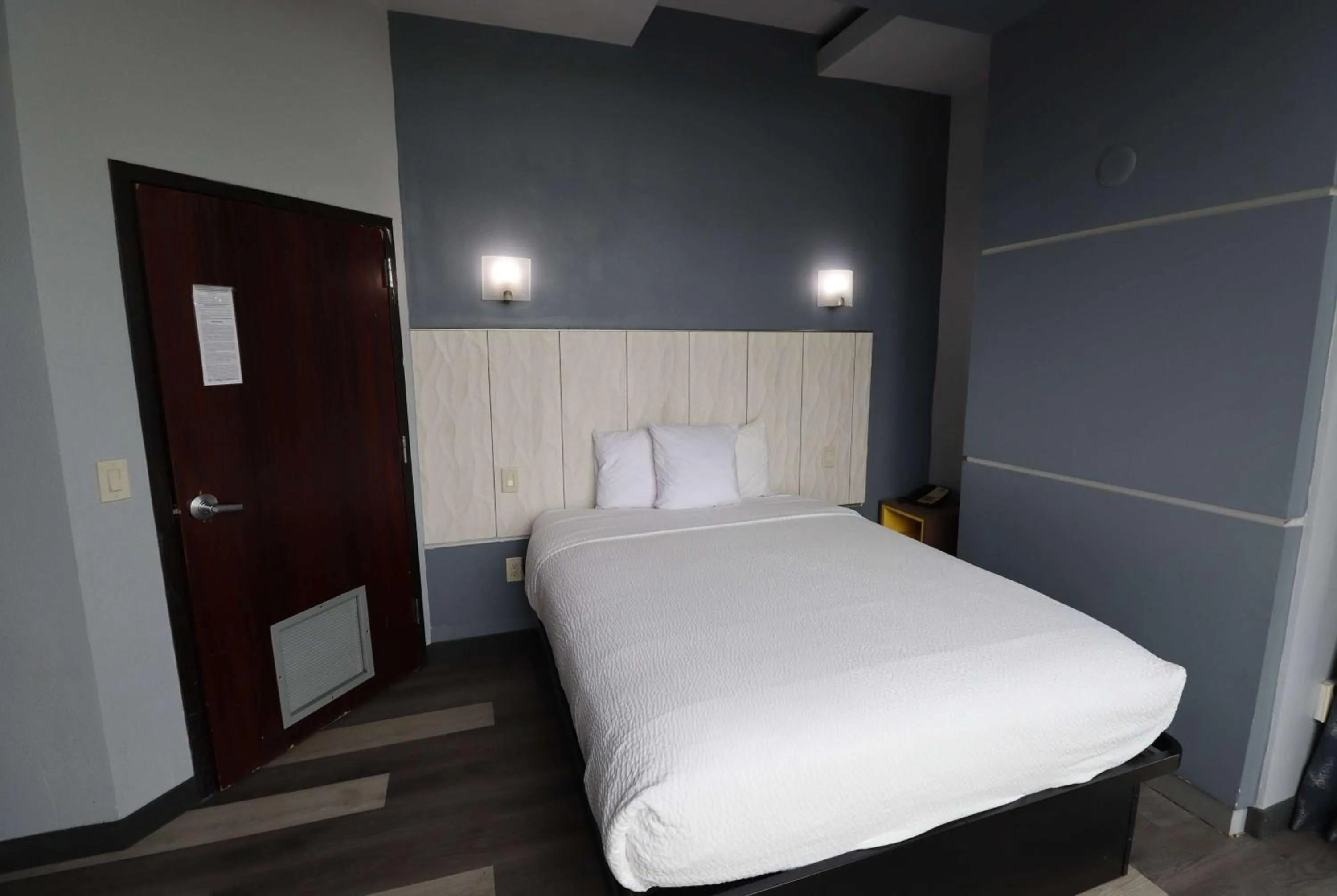 Photo of the whole room, Bed in Days Inn & Suites by Wyndham Milwaukee