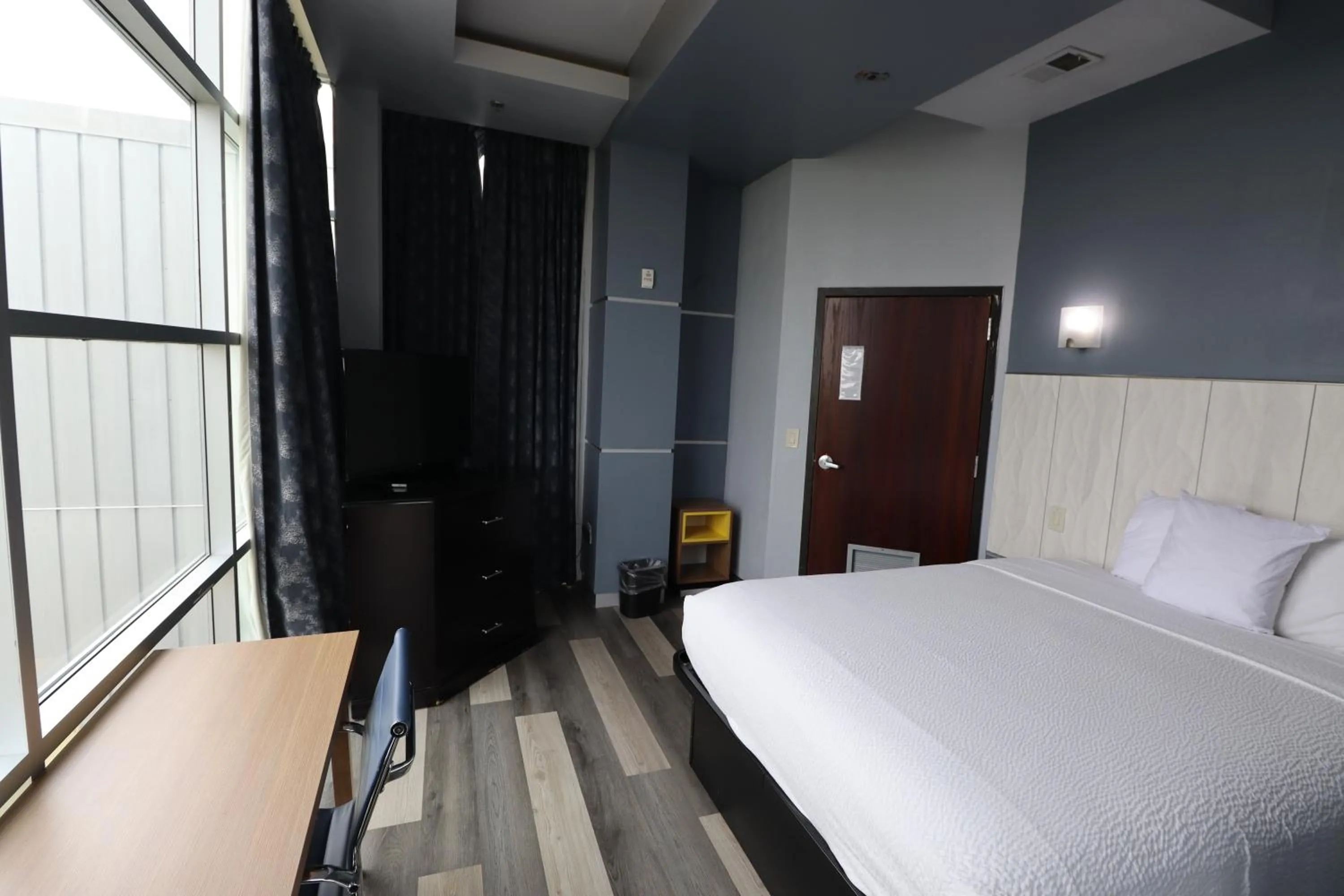 Bed in Days Inn & Suites by Wyndham Milwaukee