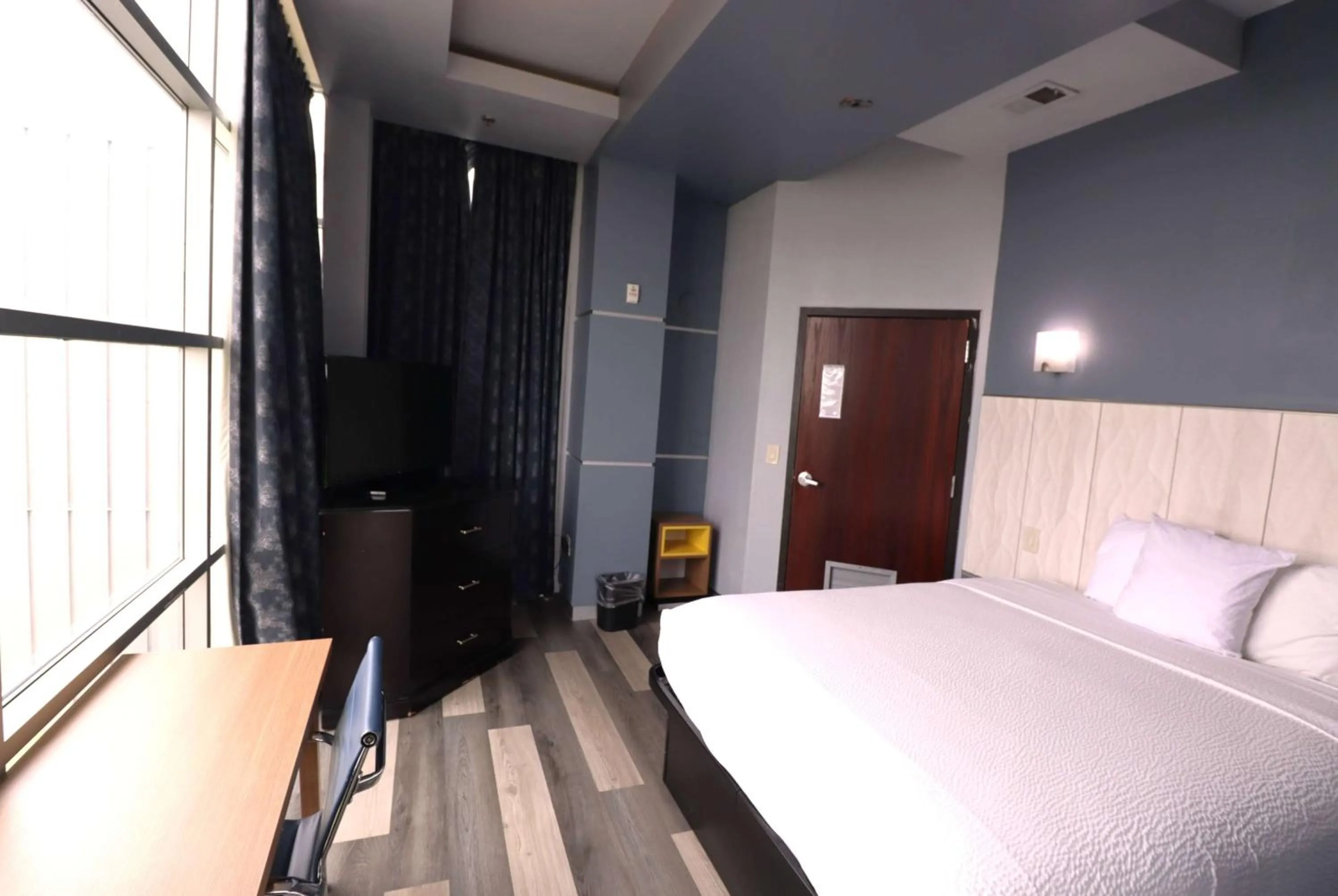 Photo of the whole room, Bed in Days Inn & Suites by Wyndham Milwaukee