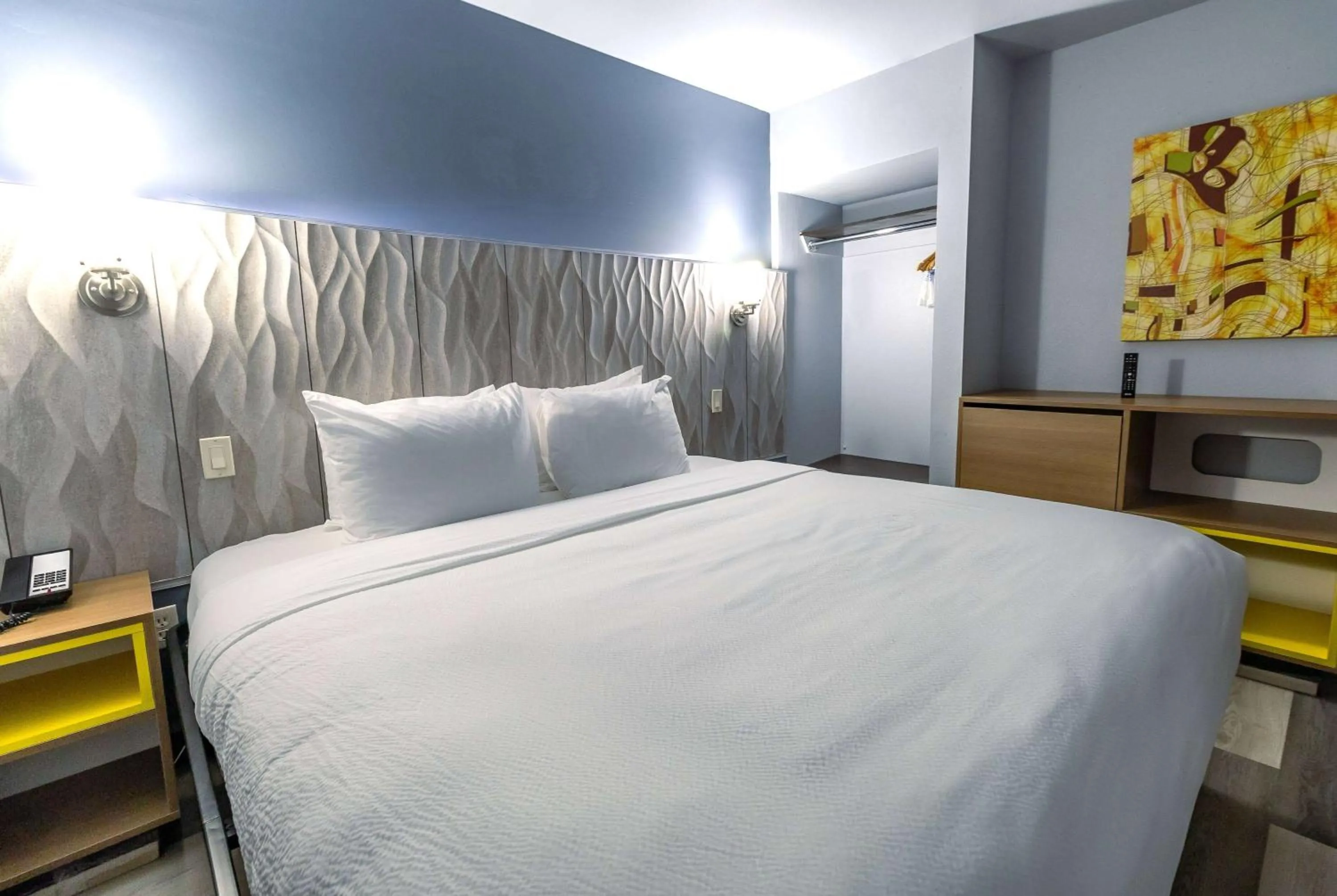 Photo of the whole room, Bed in Days Inn & Suites by Wyndham Milwaukee