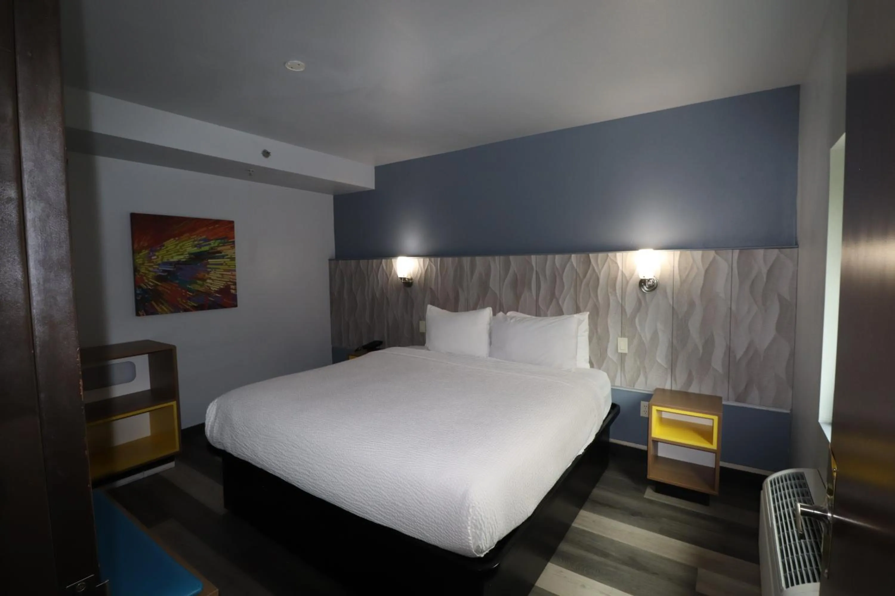 Bed in Days Inn & Suites by Wyndham Milwaukee