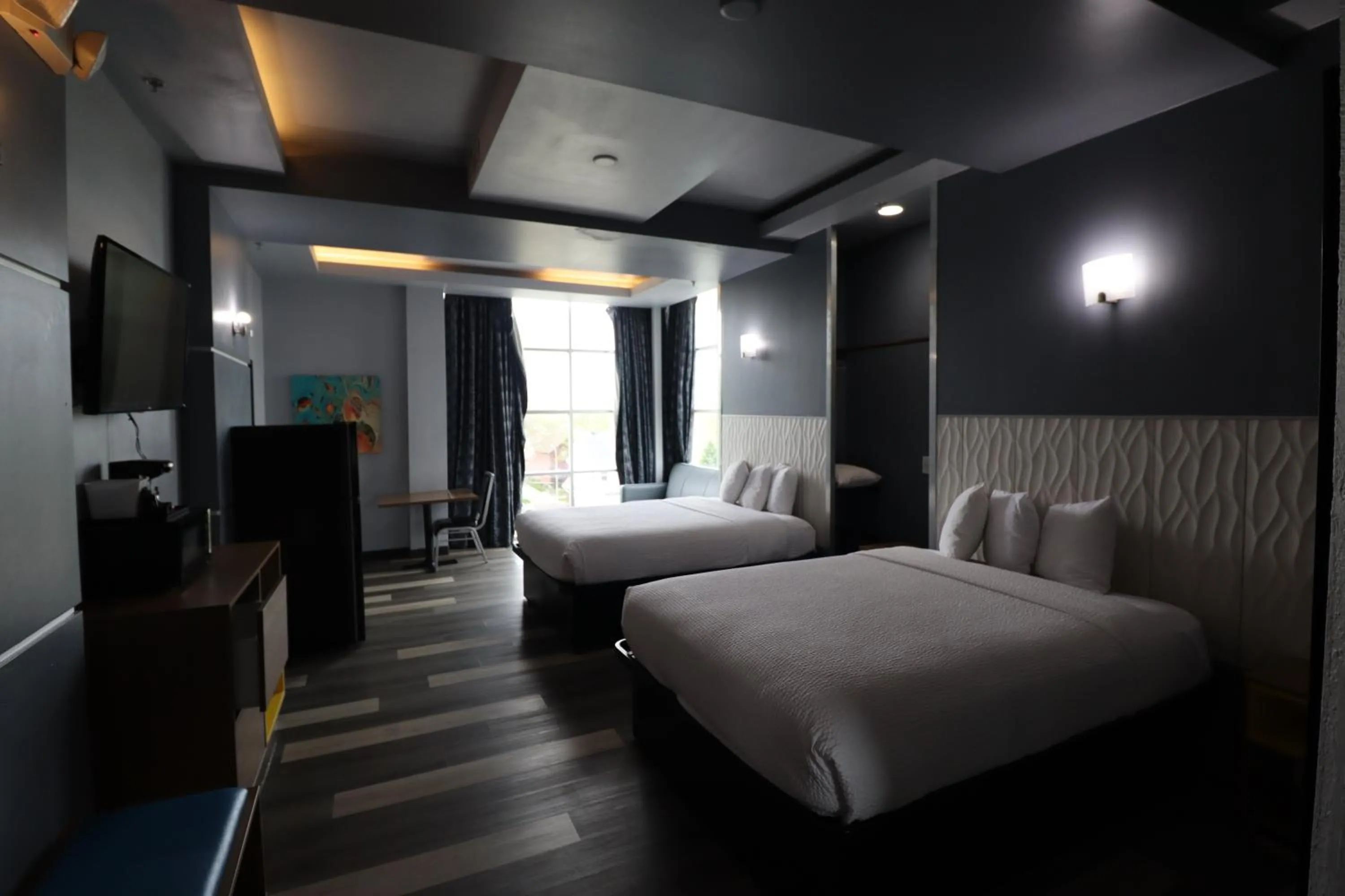 Bed in Days Inn & Suites by Wyndham Milwaukee