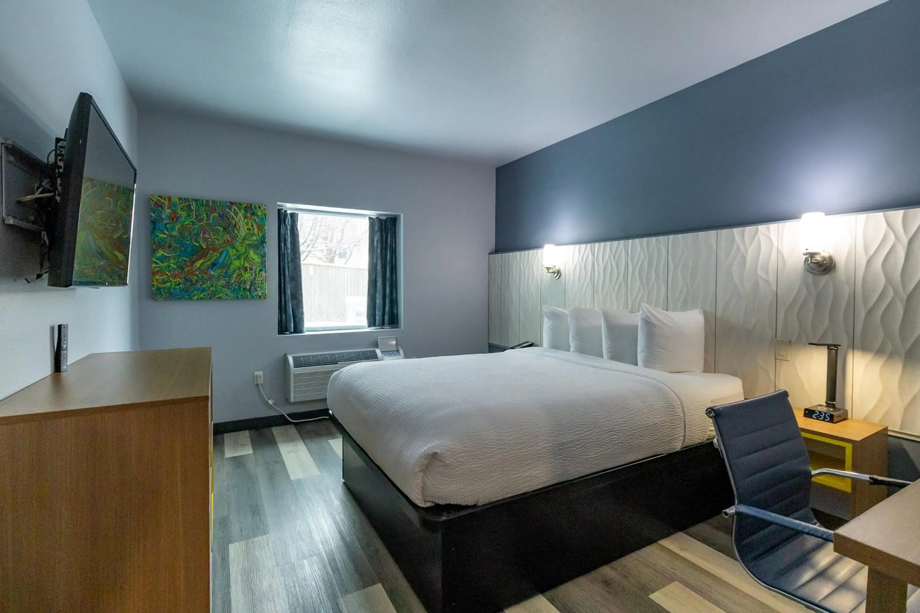 Bed in Days Inn & Suites by Wyndham Milwaukee