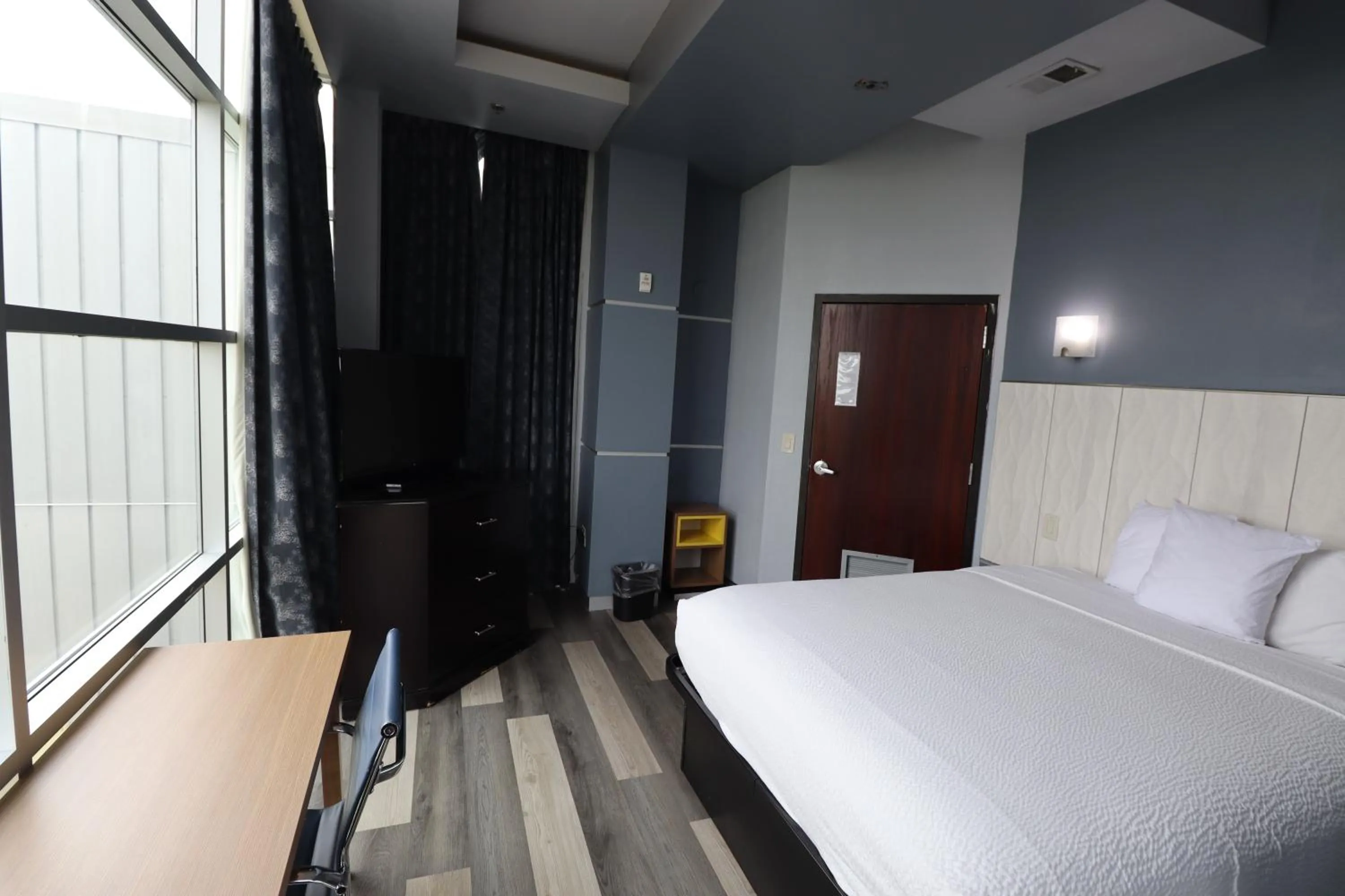 Bedroom, Bed in Days Inn & Suites by Wyndham Milwaukee