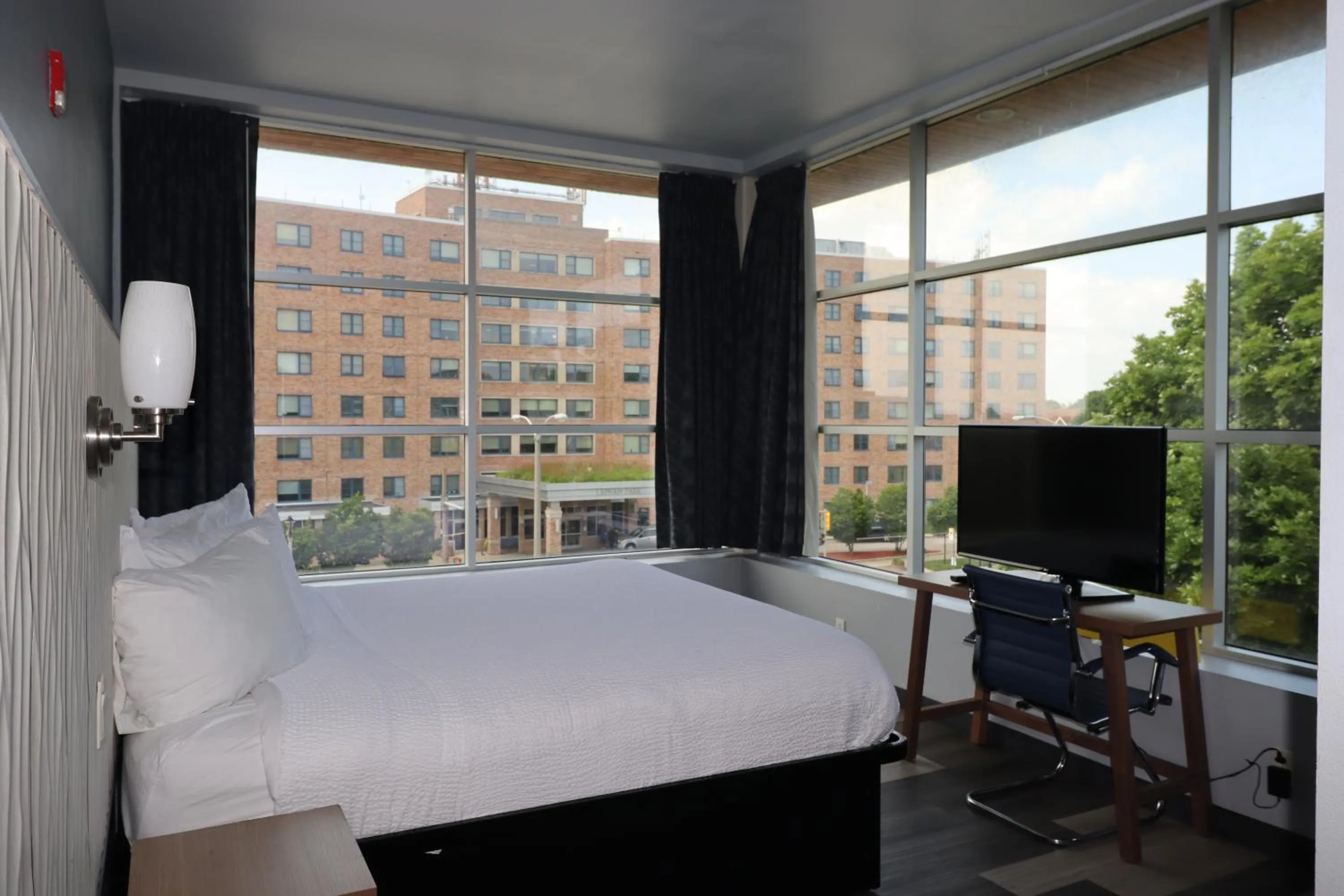 Bedroom, Bed in Days Inn & Suites by Wyndham Milwaukee