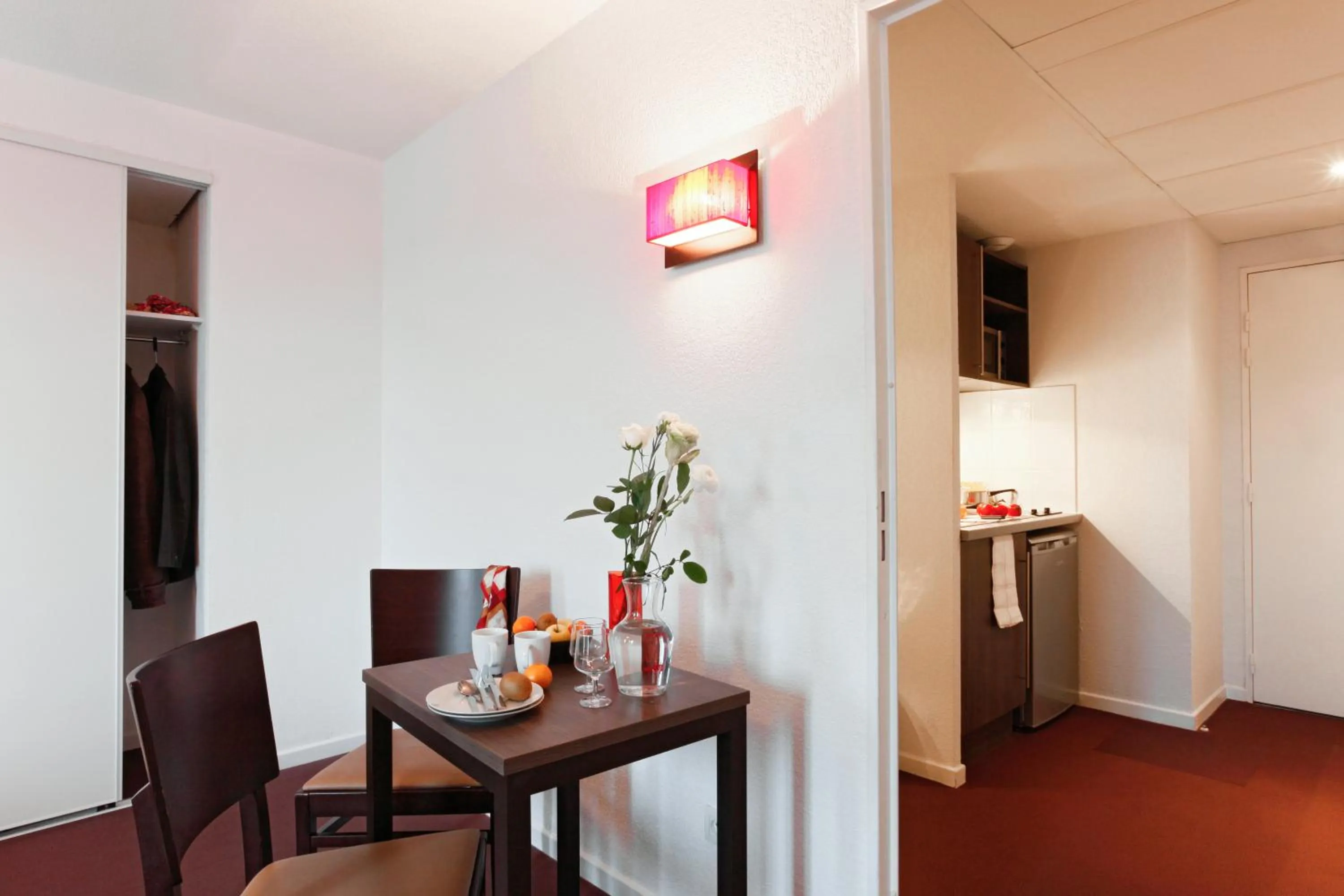 Kitchen or kitchenette in Aparthotel Adagio Access Marseille Saint Charles