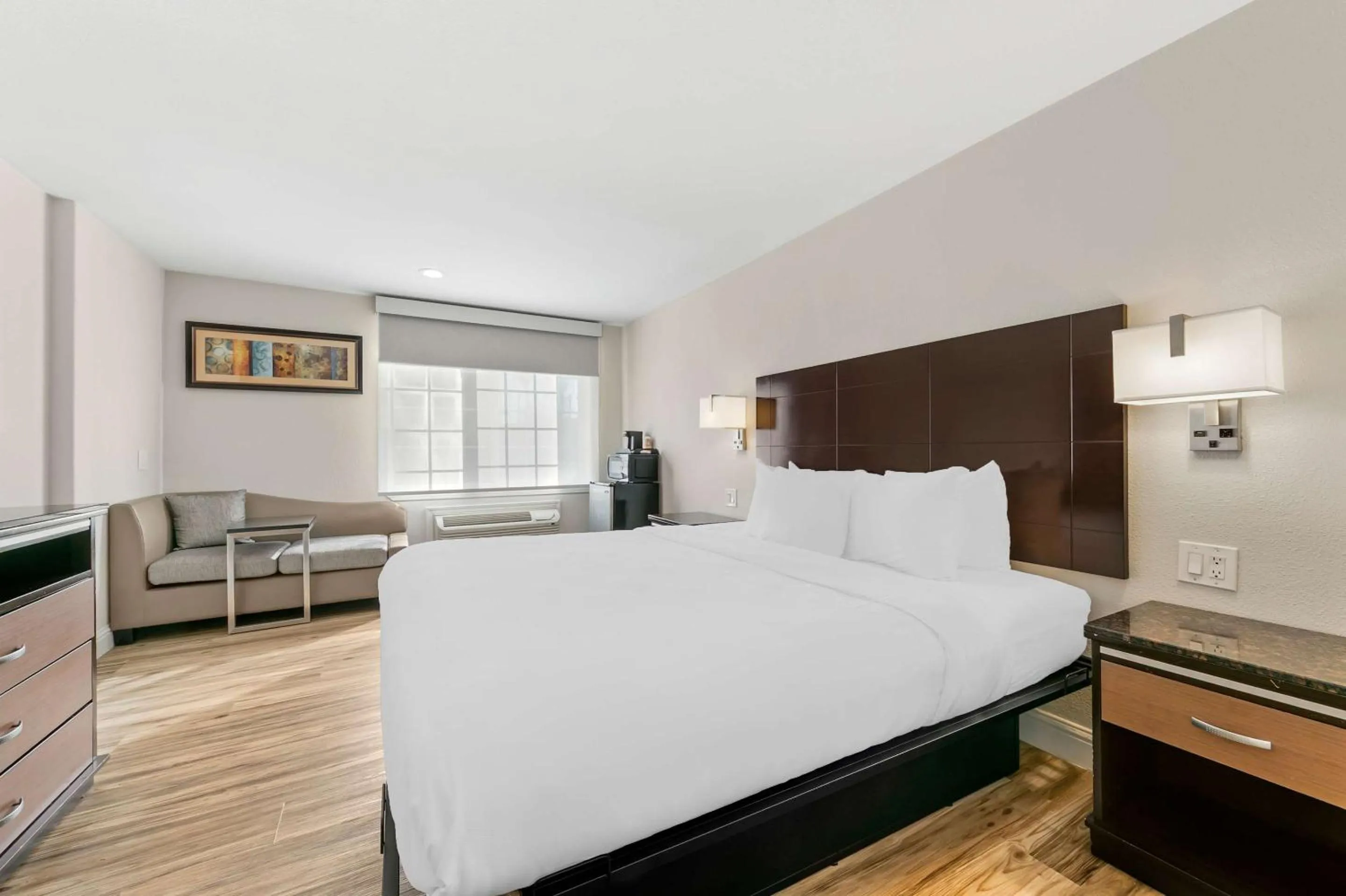 Bedroom, Bed in Quality Inn & Suites Sacramento Downtown Area