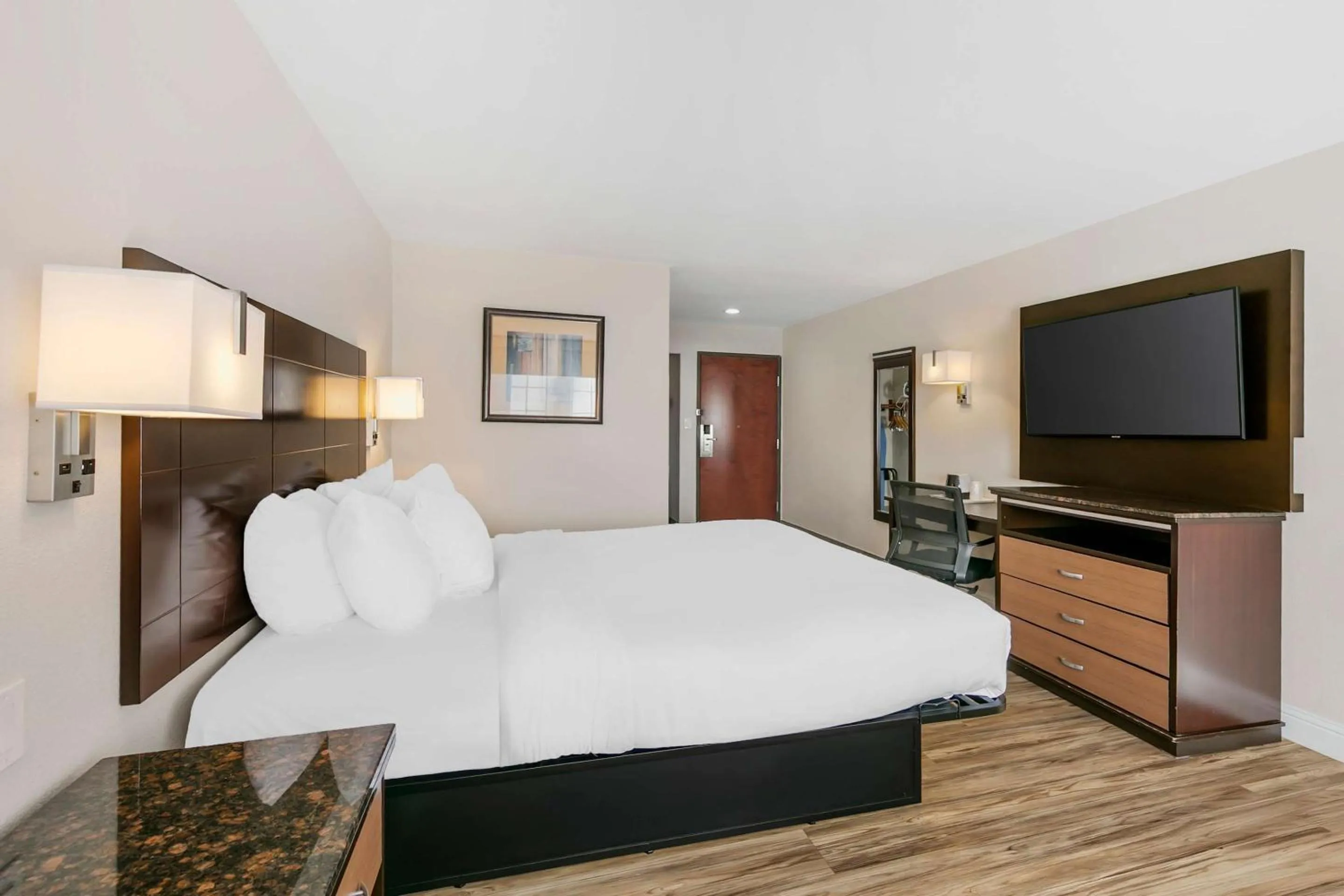 Bedroom, Bed in Quality Inn & Suites Sacramento Downtown Area