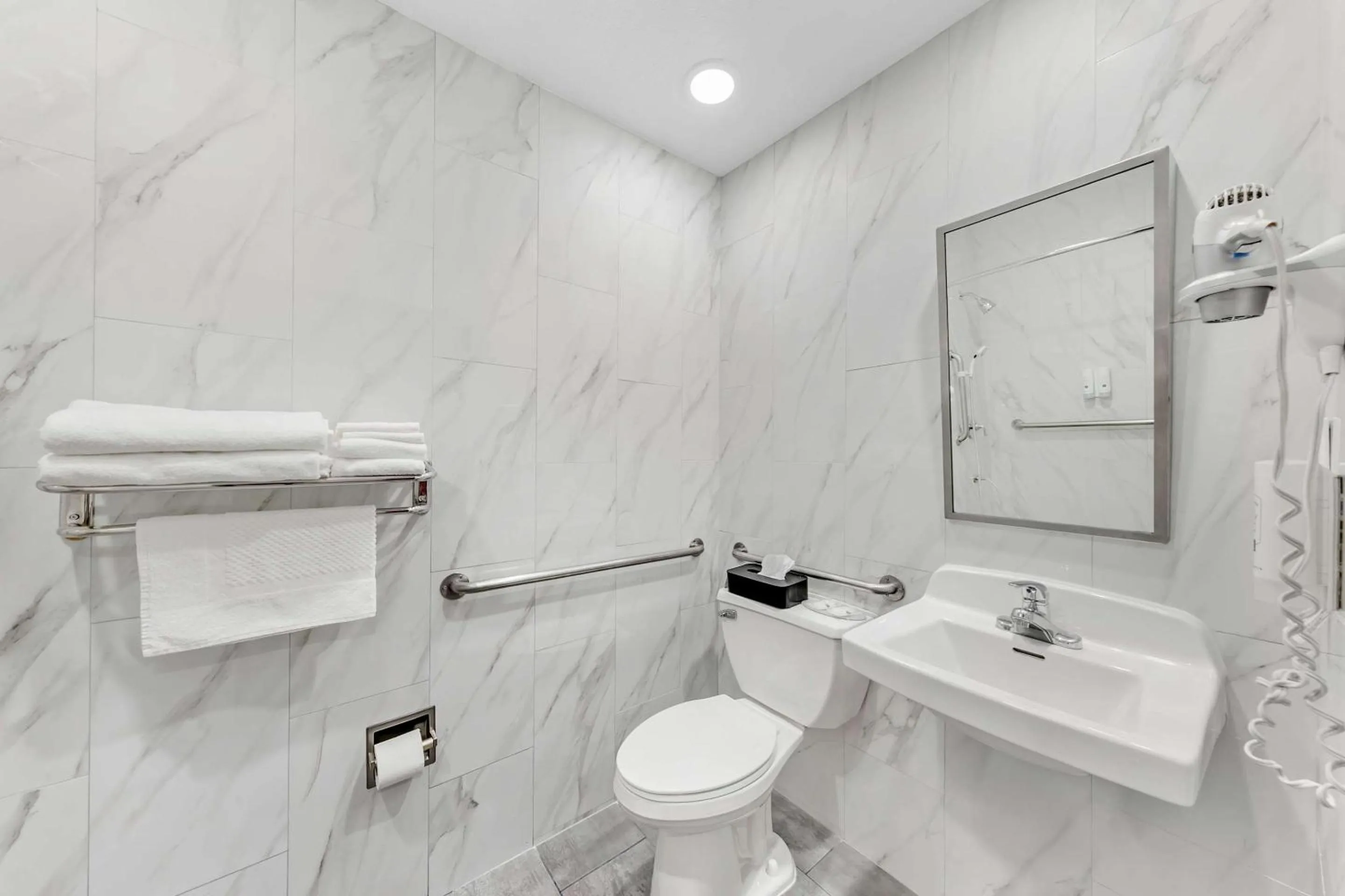 Bedroom in Quality Inn & Suites Sacramento Downtown Area