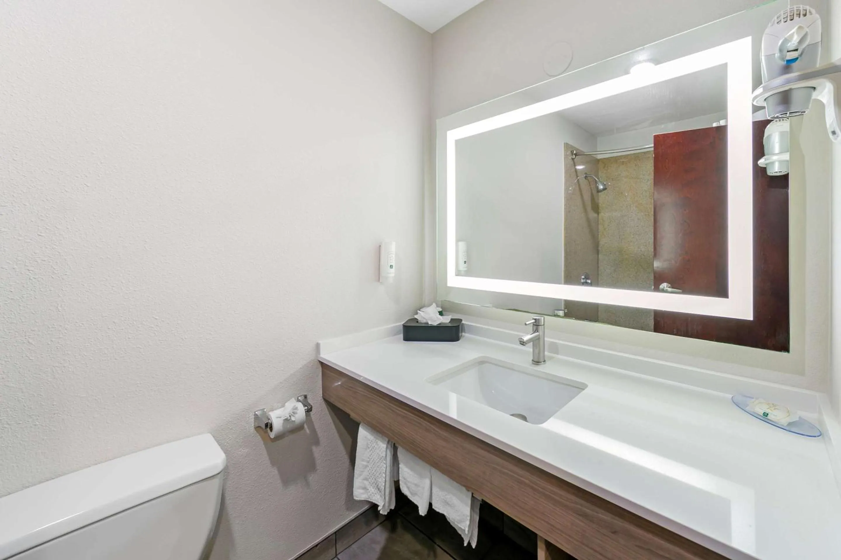 Bedroom in Quality Inn & Suites Sacramento Downtown Area