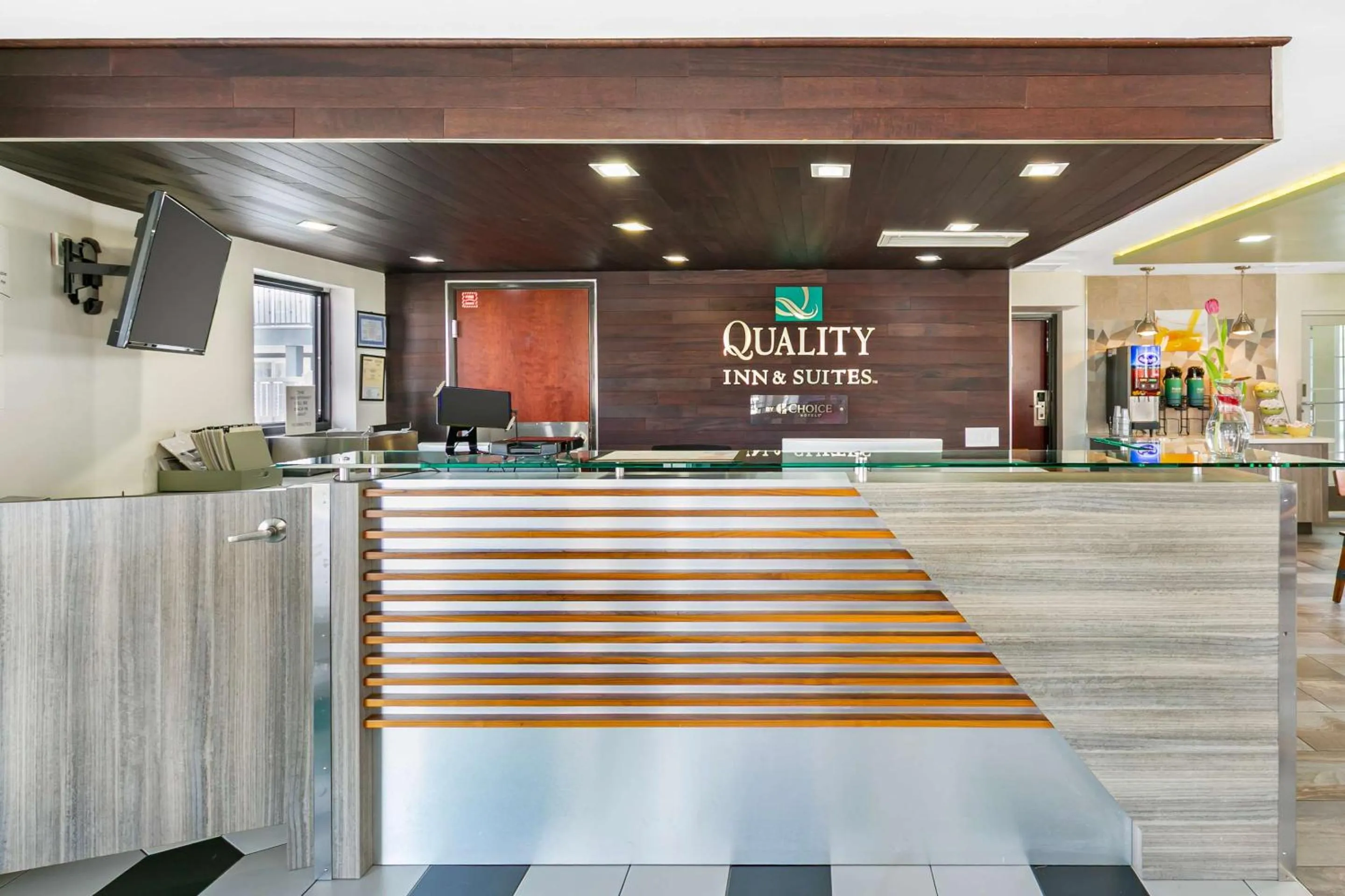Lobby or reception in Quality Inn & Suites Sacramento Downtown Area