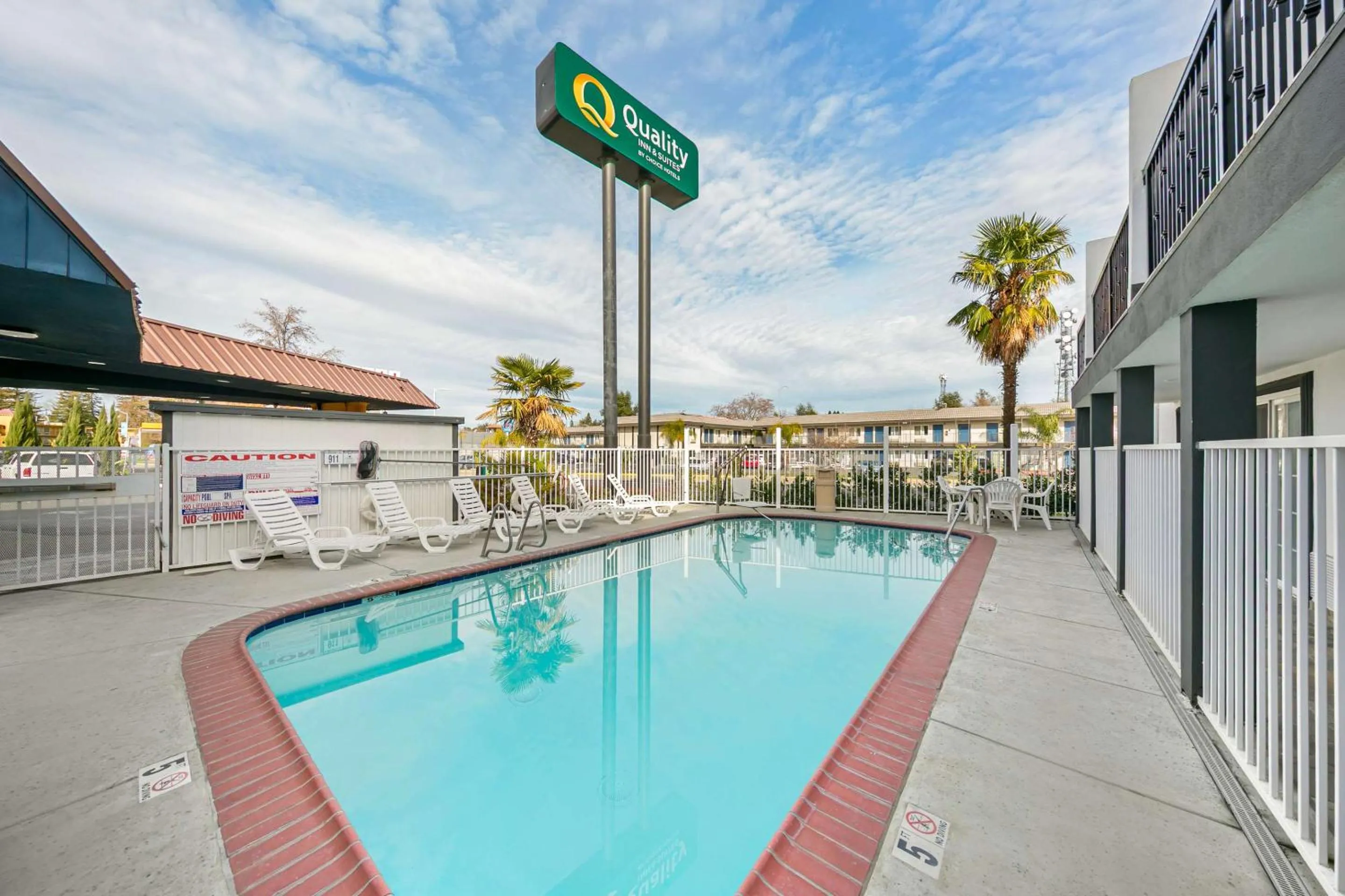 Swimming pool in Quality Inn & Suites Sacramento Downtown Area