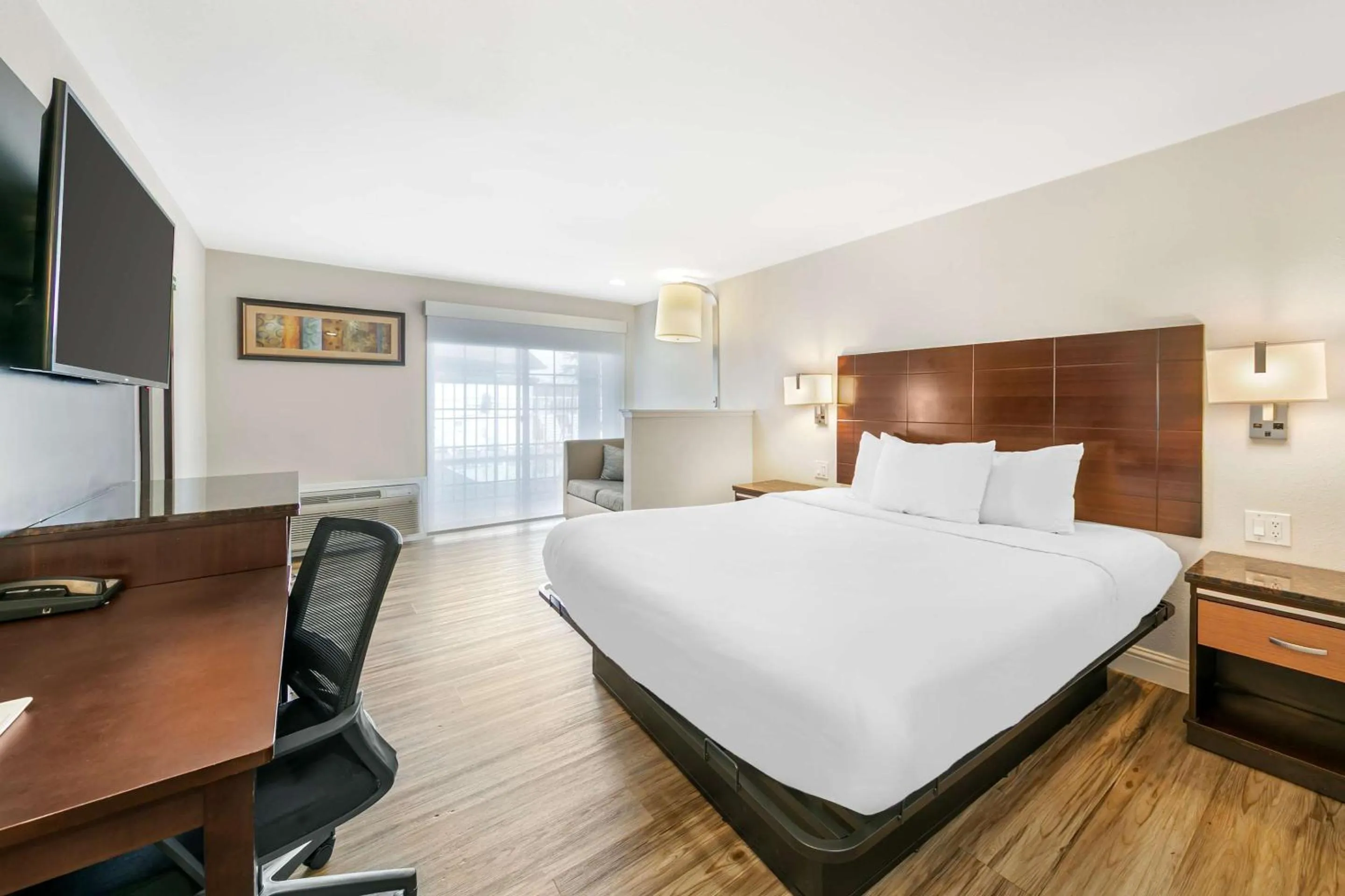 Bedroom, Bed in Quality Inn & Suites Sacramento Downtown Area