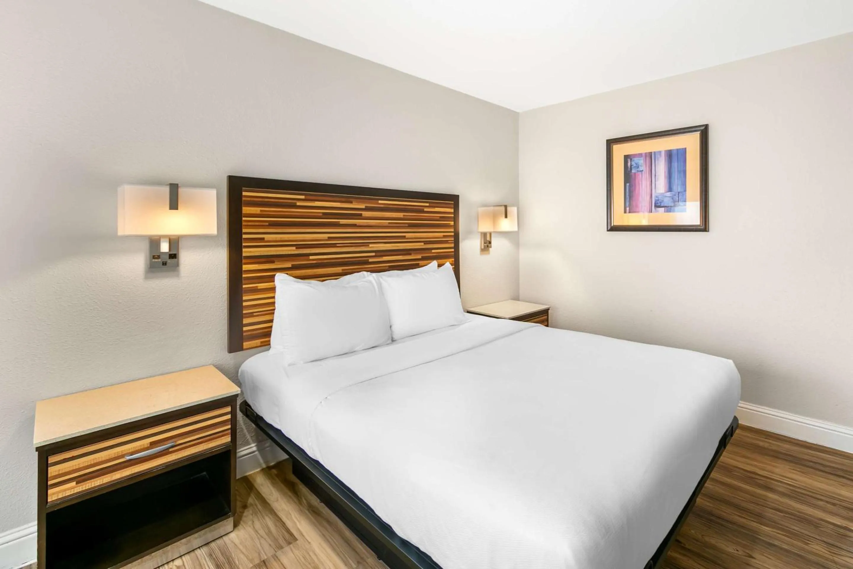 Bedroom, Bed in Quality Inn & Suites Sacramento Downtown Area