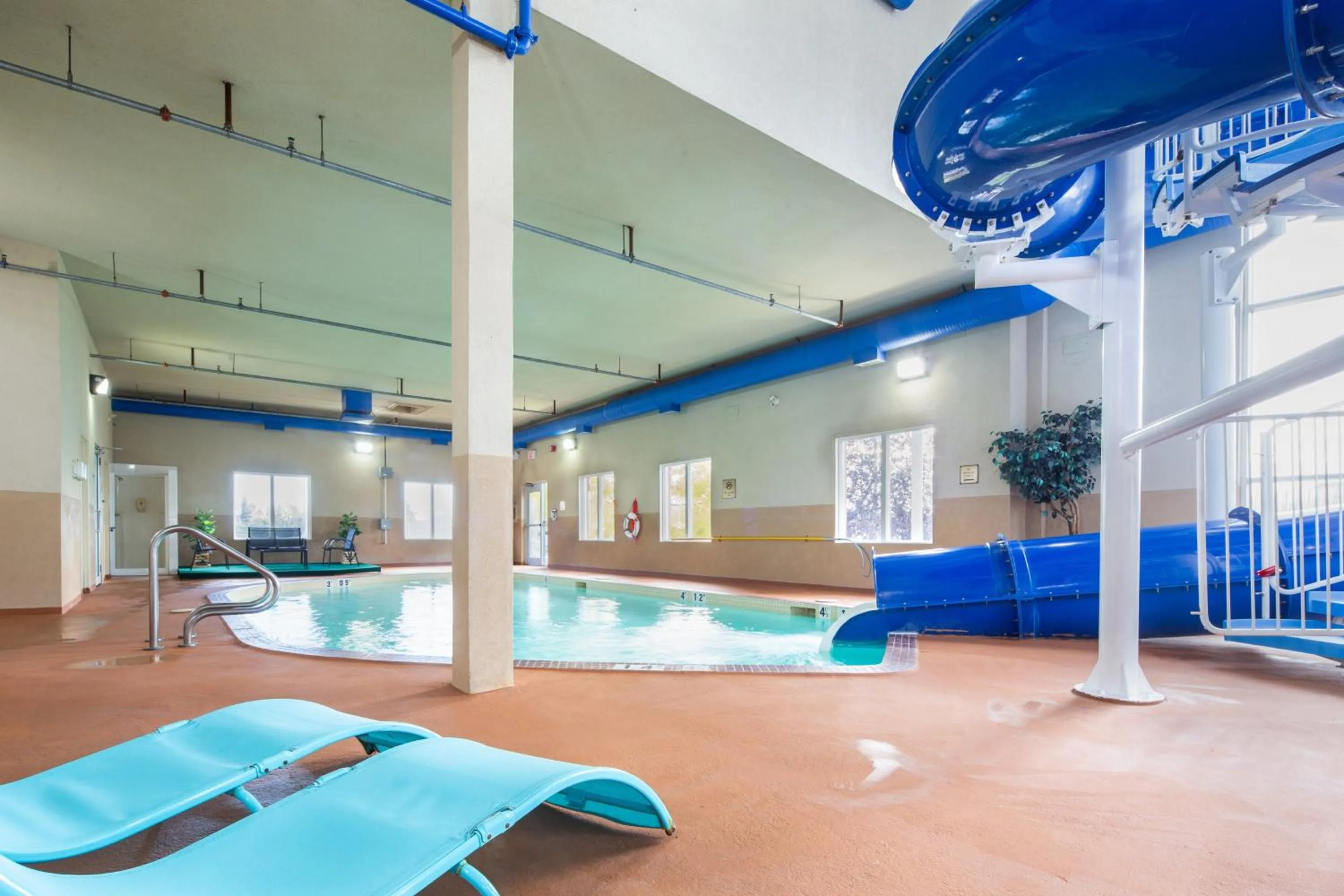 Swimming pool in Holiday Inn Express Hotel & Suites Edson by IHG