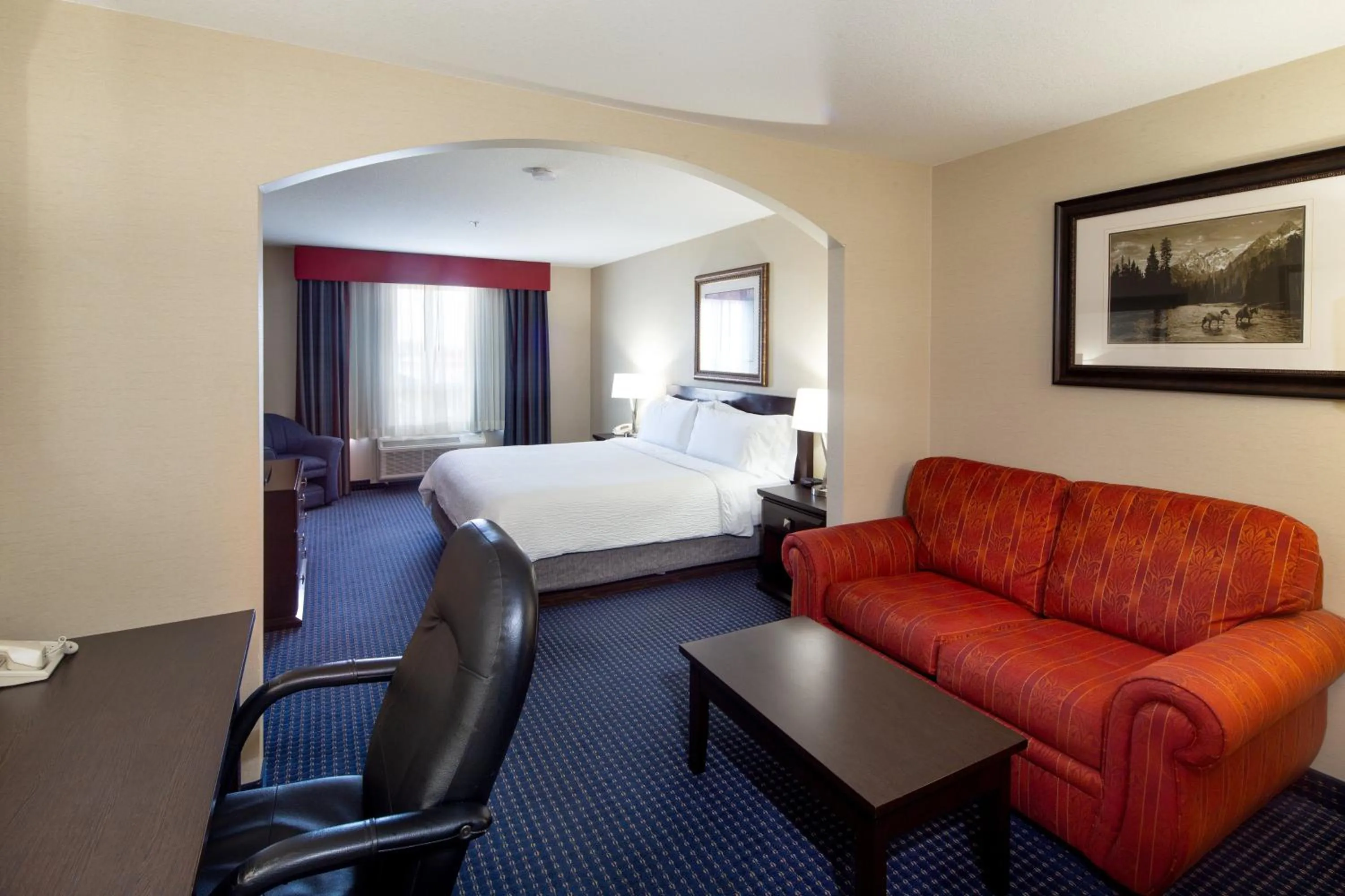 Photo of the whole room, Bed in Holiday Inn Express Hotel & Suites Edson by IHG